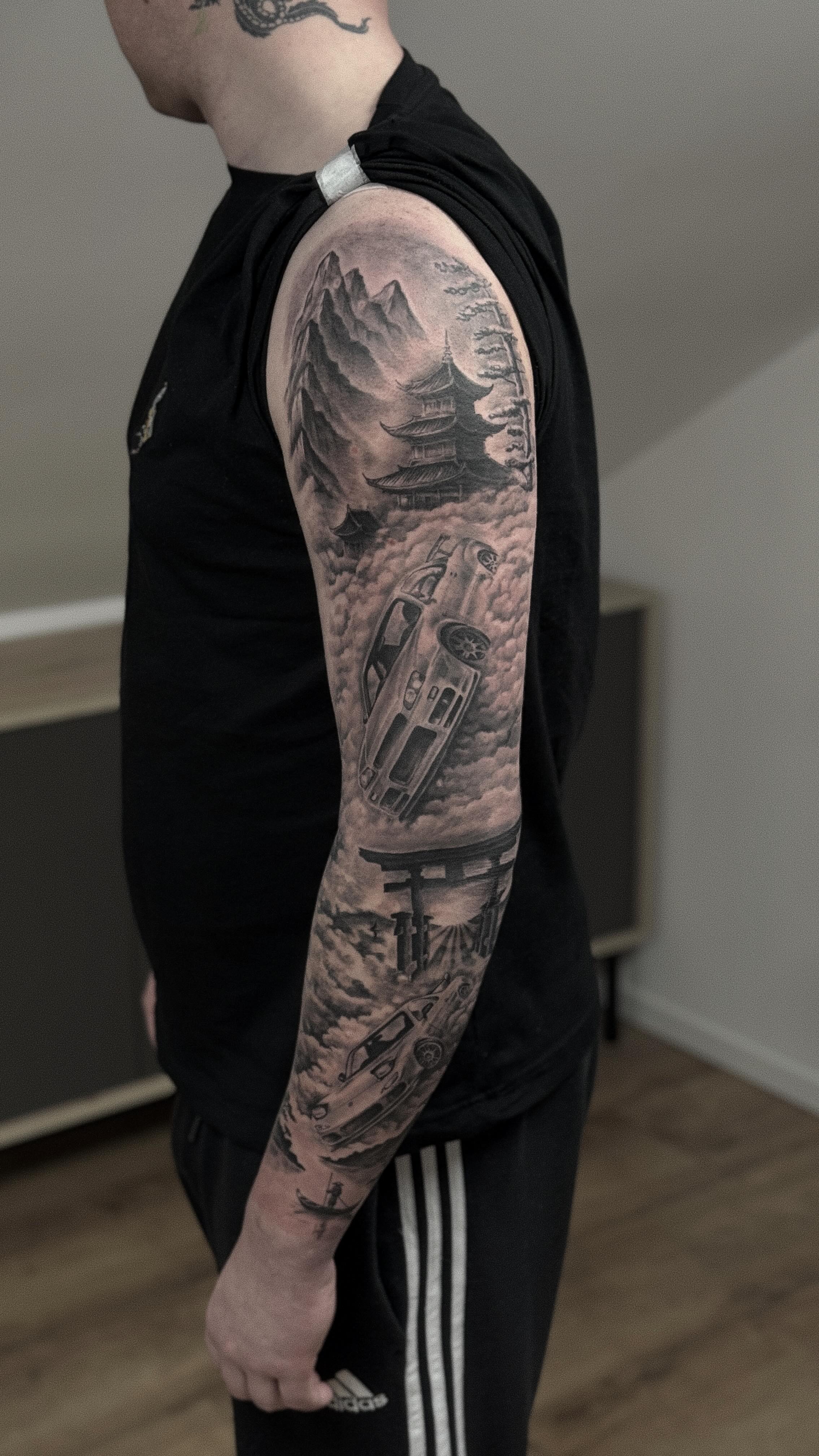 Rękaw wykonany w dwóch sesjach 🔥
Dominik jest fanem japońskiej motoryzacji – stąd pomysł na połączenie klimatu Japonii z dynamicznymi samochodami.
#tattoo #blackandgrey #japanesestyle #cars #tattoosleeve