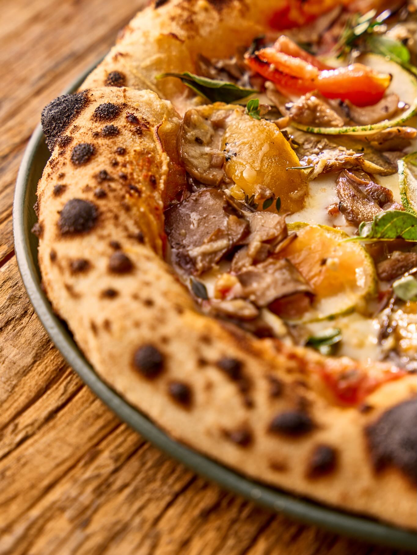 A leopard crust marca as bordas das pizzas napolitanas: manchas irregulares do forno de alta temperatura, que trazem mais textura, crocância e um leve toque defumado.
Na ORG, todos os dias, das 18h às 23h. 🍕