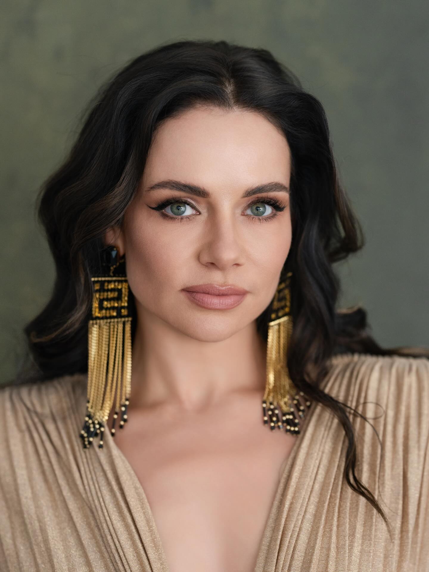 Modern Cleopatra Vibe. Goddess Mood. Cover Story. 𓂀𓁈𓆣𓋹𓀛𓁀𓀾𓀮𓆙
Im Rahmen einer Bewerbung für ein Magazin-Cover sind diese außergewöhnlichen Bilder von @thiemann_franziska entstanden und wir finden dieser Look schreit einfach nach Titelblatt.
Jetzt seid ihr dran:
Welcher Shot hat für euch echtes Cover-Potenzial?
Schreibt euren Favoriten in die Kommentare: 1, 2, 3, 4 oder 5? 👑
Styling: @anna_bohuslavska
Studio: @juliafunkeofficial
Photographer & Idea: @juliafunkeofficial
Clothes: @guess @elisabettafranchi
#magazincover #editorialshoot #covershooting #moderncleopatra #fashioneditorial portraitphotography coverstory editorialportrait votingtime