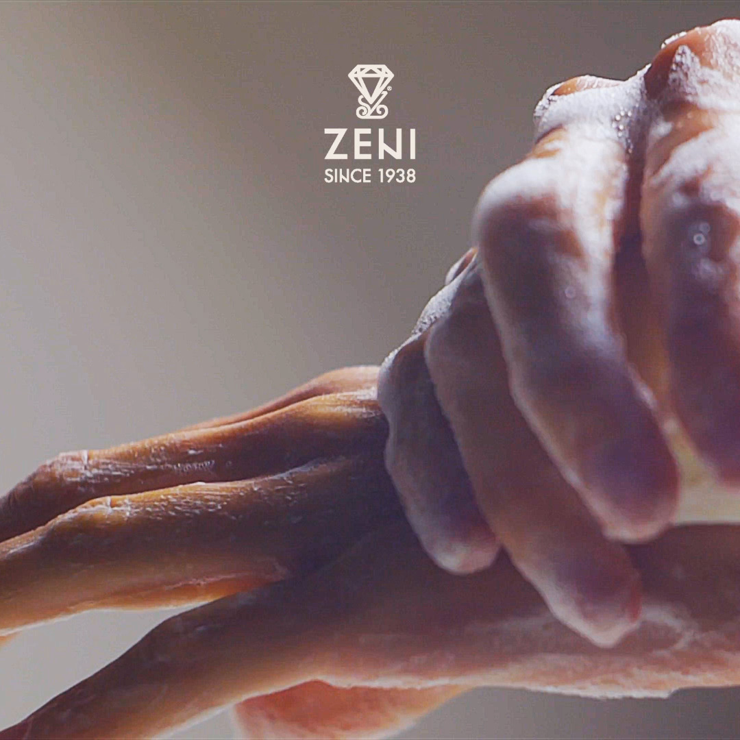 Aloe Vera, Burro di Karité, Crusca di grano. Tre elementi. Un gesto quotidiano, preciso e autentico.
Aloe Vera, Shea Butter, Wheat Bran.
Three elements. A daily ritual, precise and authentic.
#menscare #groomingritual #skincaremen #essentialcare #italiansoaps #dailyritual #scrubs