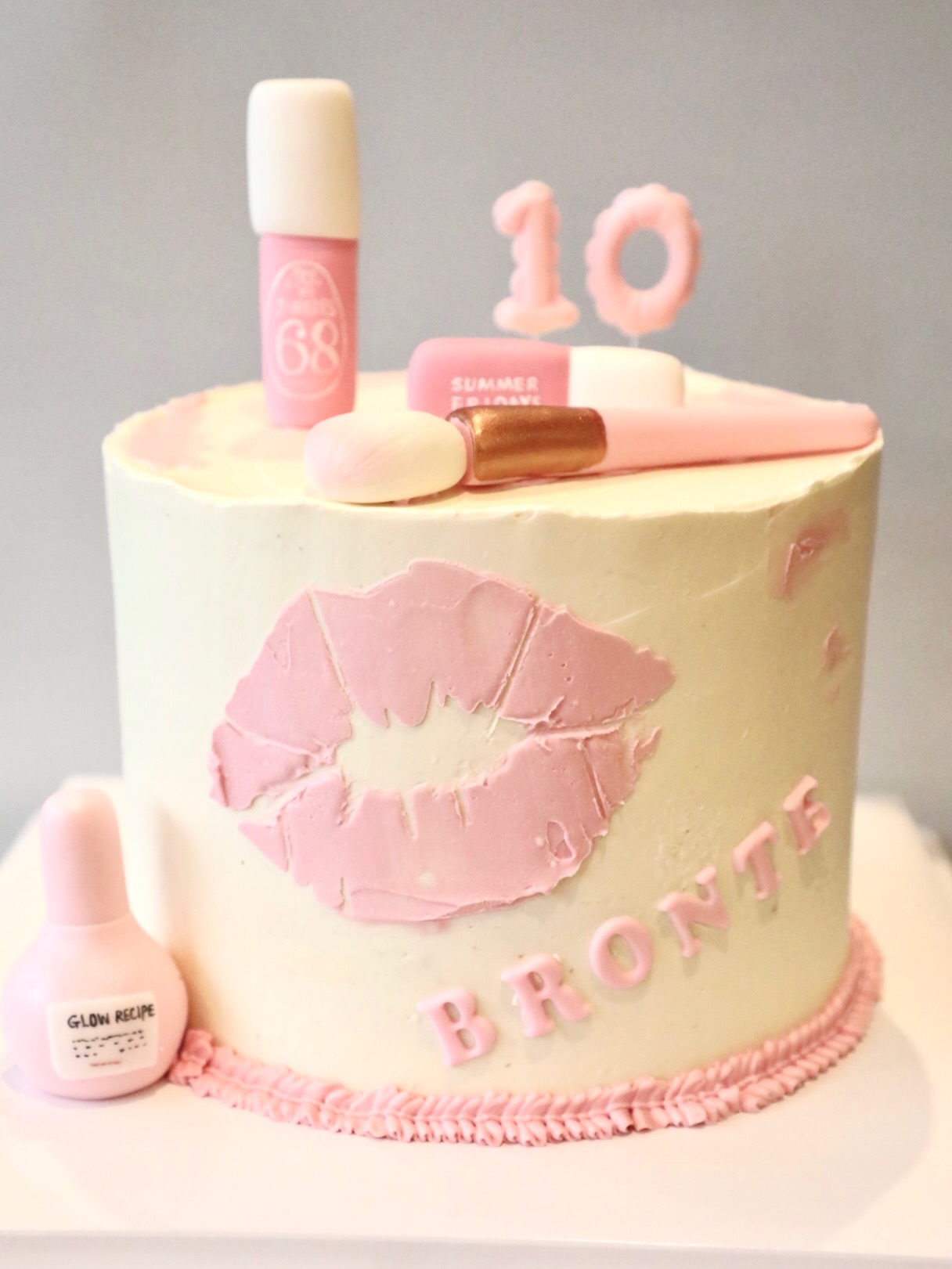 Happy 10th Birthday to our little pretty lady 💕🎀
All about pink & a little glam 💄
Stay sweet, stay fabulous 💖
#girlcake #makeupcake #pinkcake #ladycake #belsourire