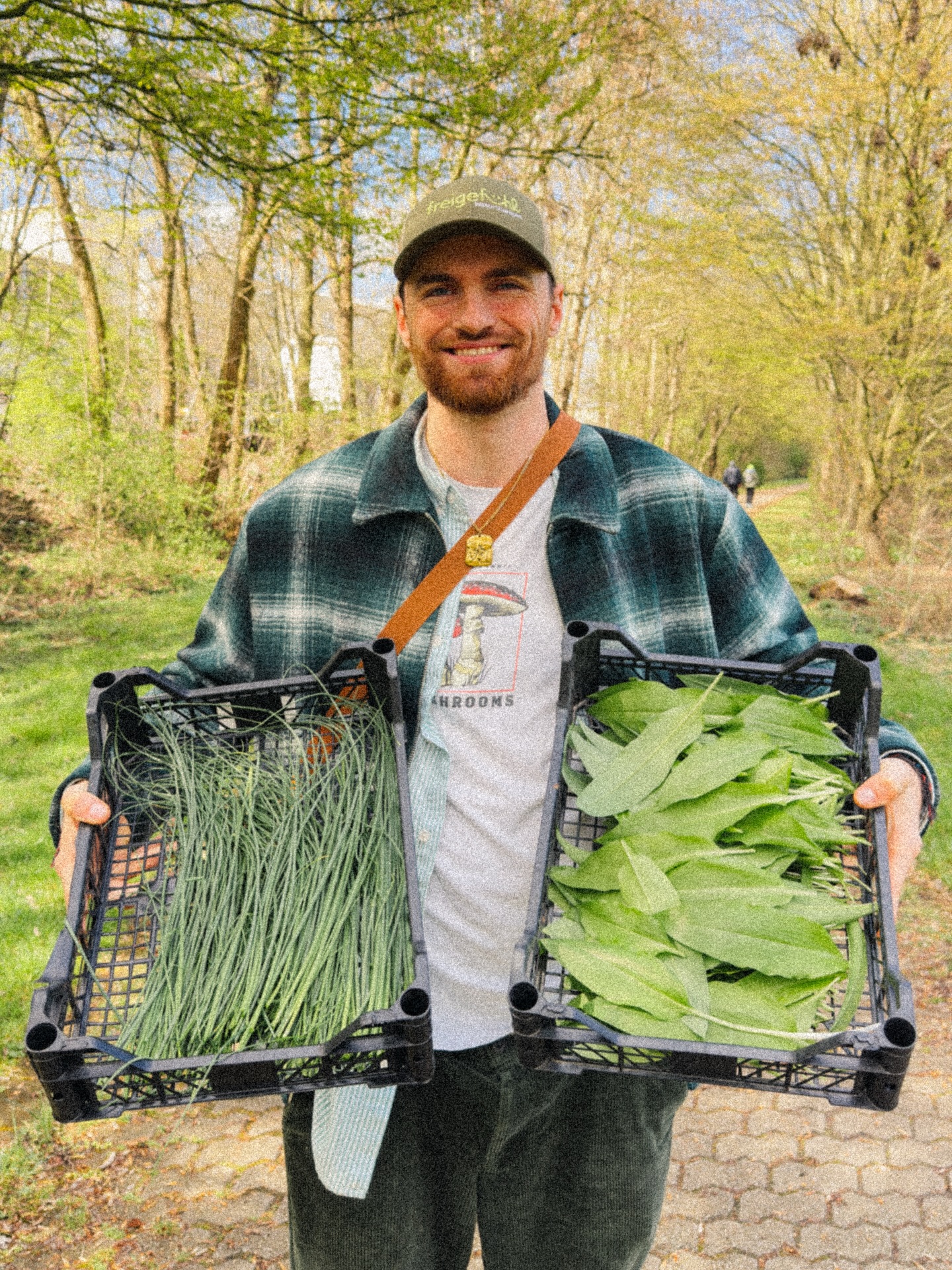 🌿 Der Wald flüstert… und wenn du genau hinhörst, riechst du ihn schon: Bärlauch.
Frisch, wild, kraftvoll – eine Pflanze, die mehr kann, als die meisten ahnen.
Bärlauch ist nicht nur ein einfaches Kraut… er ist ein Erlebnis. Eine Erinnerung an den Frühling. Eine Einladung, wieder näher an die Natur zu kommen.
Und das Beste?
Die Möglichkeiten sind grenzenlos:
✨ Würzige Pestos, die nach Wald und Leben schmecken
✨ Herzhafte Aufstriche, die dich erden
✨ Kraftvolle Suppen, die von innen wärmen
✨ Wilde Kombinationen, die du so garantiert noch nie probiert hast
Doch das ist nur die Oberfläche…
In den nächsten Tagen veröffentlichen wir ein ganz besonderes Bärlauch-Geheimrezept –
🌱 tief aus der Natur inspiriert
🌱 einfach, aber unglaublich wirkungsvoll
🌱 und so besonders, dass du es garantiert nicht mehr missen willst
Du findest es bald auf unserem Blog und hier im Kanal.
Aber glaub mir: Das wird kein gewöhnliches Rezept…
👀 Bleib dran. Du wirst es nicht verpassen wollen.
Freigefühl – Natur erleben, Leben spüren.
#bärlauch #wildkräuter #naturverbunden #freigefühl #kräuterküche
