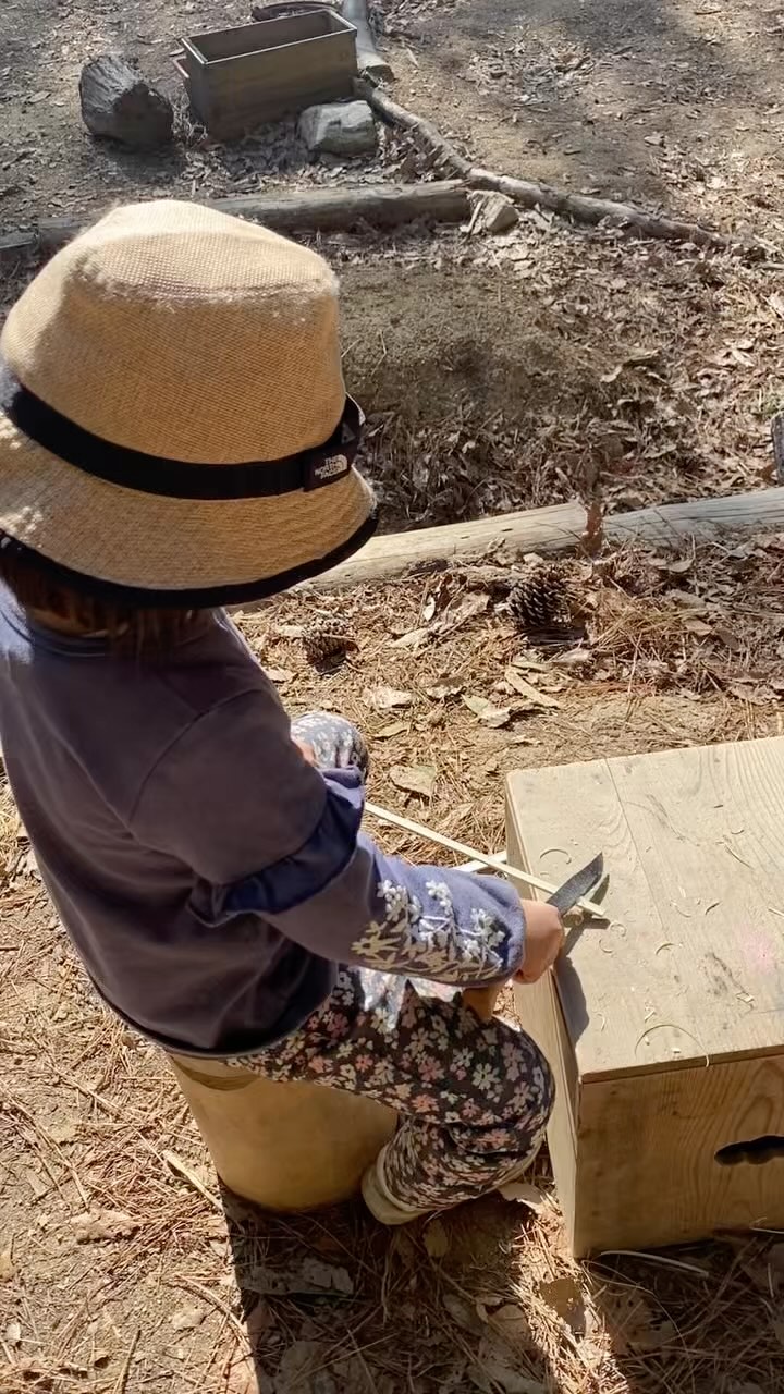 豊田市で唯一の森のようちえん🌳
この子には、この時間を温かく見守ってくれるお母さんがたくさんいます。
新入園児、募集中🌿
詳しくはプロフィールのリンクから💁♀️
気になる方はぜひ一度、お山に遊びに来てください🌱
#森のようちえん
#野外保育とよた森のたまご
#豊田市
#野外保育
#園児募集中
#自然の中で子育て
#はじめてのナイフ