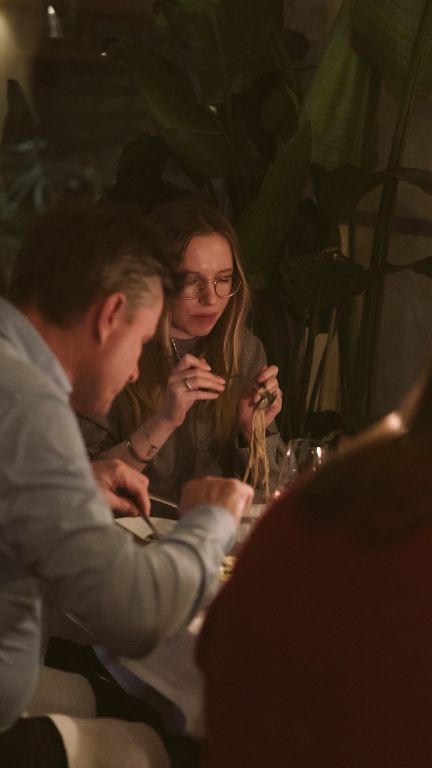 Low lights. Full tables.
Good wine and even better company. This is what dinner should feel like.
.
.
.
#linguinitrattoria #italianrestaurantamsterdam #foodieinamsterdam