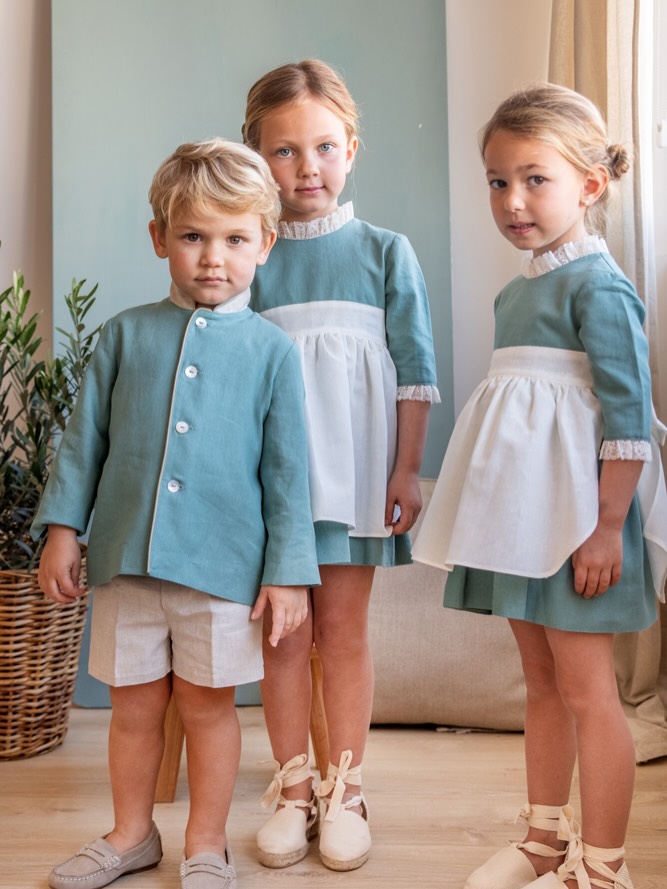 Os recordamos que la tienda estará cerrada del 28 de marzo al 5 de abril por vacaciones de Semana Santa, pero la página web sigue operativa.
Estas niñas están vestidas con el modelo Florencia y el niño con la chaqueta London en los mismos tonos. ♥️