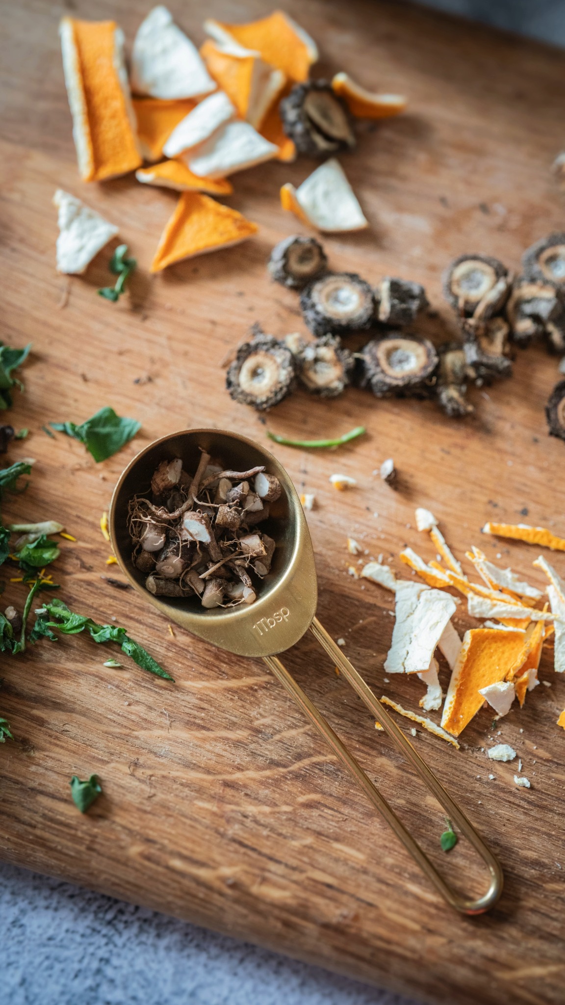 Trápí tě po zimě těžké trávení? 🌿
Tahle bylinná tinktura z pampelišky, heřmánku a lopuchu pomáhá podpořit trávení a jemně nastartovat jarní detox.
✨ Hořčiny z pampelišky podporují činnost jater
✨ Heřmánek zklidňuje trávení
✨ Lopuch pomáhá s očistou organismu
Recept:
Budete potřebovat:
• 2 lžíce kořene pampelišky
• 2 lžíce květu heřmánku
• 2 lžíce pomerančové kůry
• 1 polévkovou lžíci kořene lopuchu
• 1 šálek vodky
Postup:
Bylinky vlož do čisté skleněné nádoby a zalij alkoholem tak, aby byly úplně ponořené. Nech macerovat 4 týdny na chladném a tmavém místě a občas protřepej. Poté přeceď přes jemné síto a přelij do lahvičky s kapátkem.
👉 Užívej 3–5 kapek na jazyk asi 15 minut před jídlem.
🌿 Tenhle recept je součástí e-booku Velký průvodce jarním detoxem. 60 stran plných informací, inspirace a praktických návodů
📖 Pokud chceš celý e-book, najdeš ho tady:
https://www.bylinkatka.com/e-book/ebook-jarni-detox