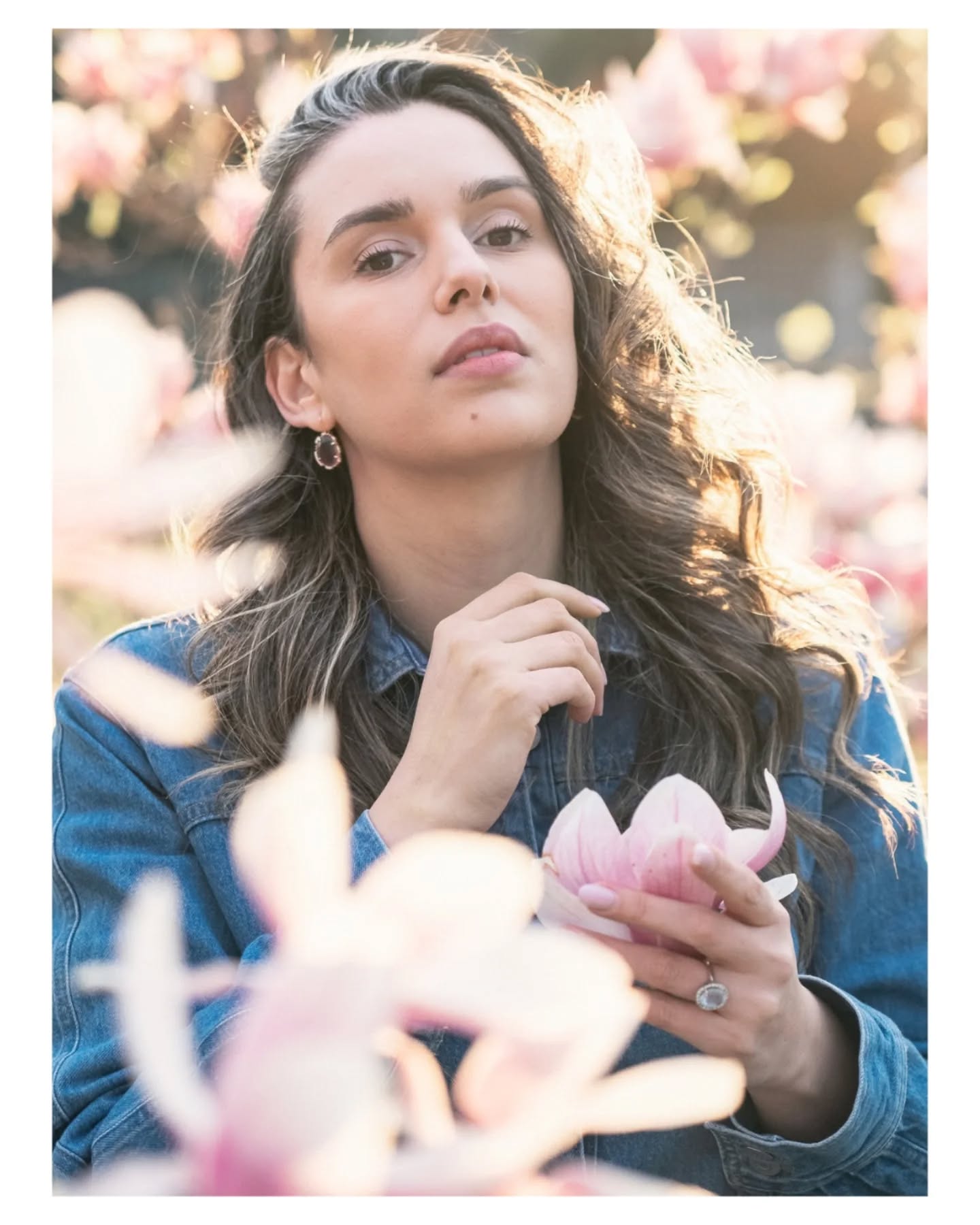 La Bellezza che nasce prima del momento giusto.
Il Coraggio che non attende il momento perfetto.
La delicatezza di un attimo irripetibile.
Magnolia
@berzissima @andyago23
#italianphotographer
#ritrattodicoppia #couplephotographyideas
#ritrattofemminile