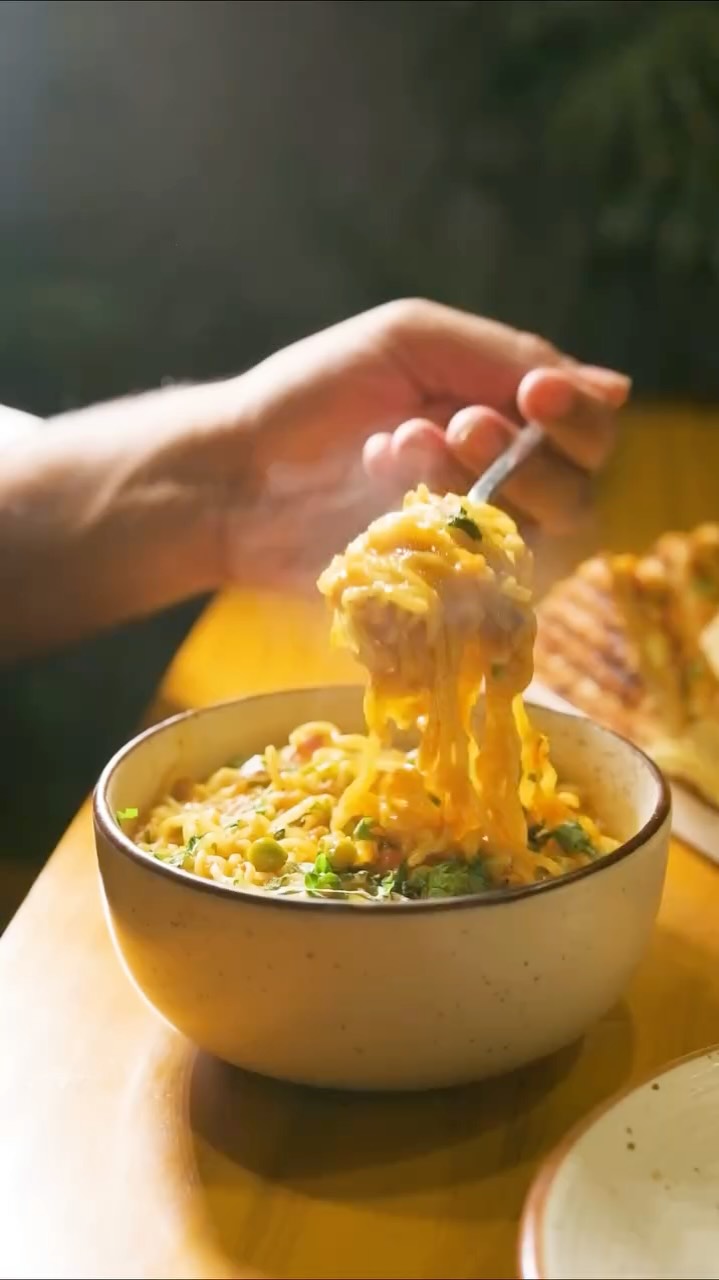 Kabhi kabhi solution nahi…
sirf ek cup chai aur comfort food chahiye hota hai ☕ 🍛
Aur phir sab theek lagne lagta hai 😌
(Chaileela, Apniwalijagah, Cafe vibes, Comfort Food, Foodie Reels, Maggie lover)
#chaileela #apniwalijagah #foodie #foodtherapy #fyp