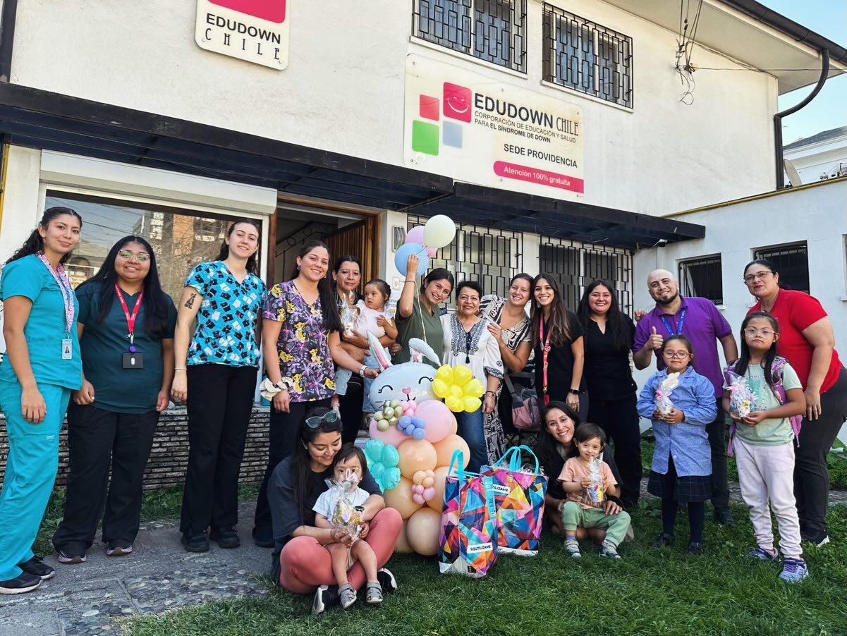 🐰 ¡El conejito llegó hoy a nuestra sede de Providencia!
En este inicio de la Pascua de Resurrección, nuestros niños y niñas vivieron una jornada llena de alegría, dulzura y muchas sonrisas gracias a este hermoso gesto 🍫💛
Queremos agradecer de corazón a fresenius medical care chile por este regalo tan especial, que hizo muy felices a nuestros niños.
💫 Pequeñas acciones como estas hacen grandes diferencias.
#Edudown #Inclusión #Pascua #Alegría #Comunidad