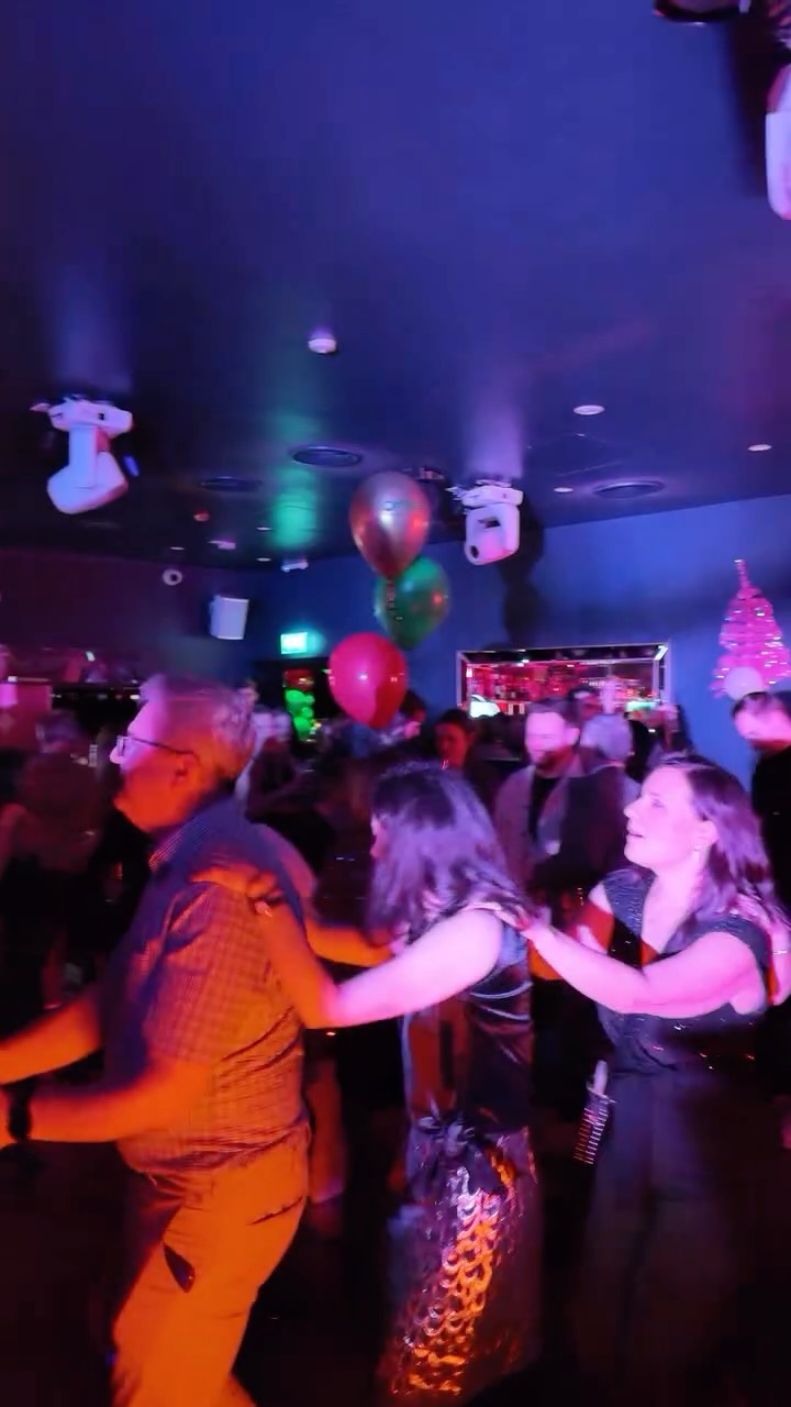 When you’re at the function but you haven’t hit your 10k steps, we have a solution!
#irishweddingband #weddingbandireland #weddingband #500miles #weddingbandsireland