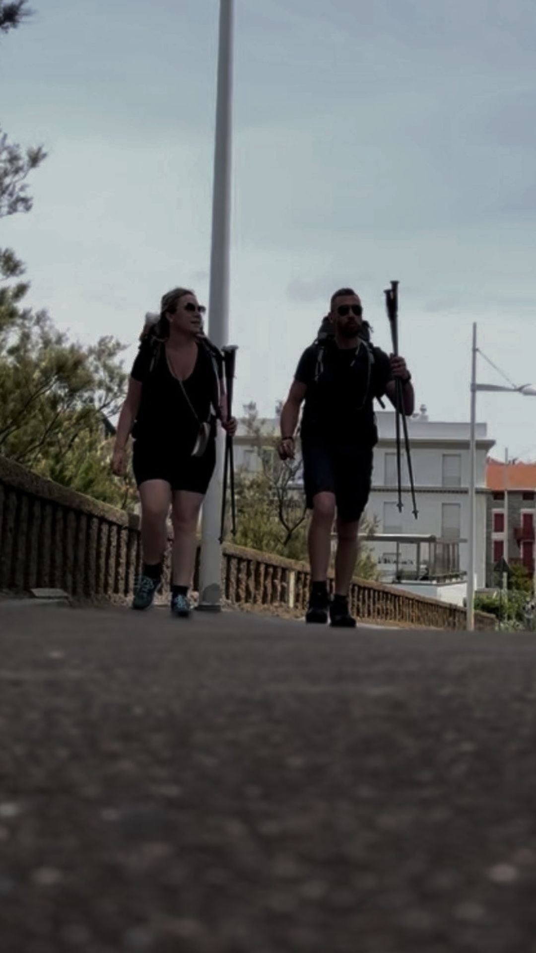 “Pourquoi certaines perdent 4kg… et d’autres rien, avec les mêmes efforts ?”
👉 Voilà la vraie réponse (et elle va te surprendre) :
1. Le corps ne brûle pas… s’il est en stress
Quand ton corps est en mode stress :
• il garde les graisses “en sécurité”
• il augmente les fringales
• il ralentit la perte
👉 Tu peux être parfaite… il bloque quand même.
2. L’inflammation te fait gonfler + stagner
Un corps inflammé :
• retient l’eau
• ralentit la digestion
• empêche la perte visible
👉 Résultat : tu fais tout bien… mais ton corps ne “débloque” pas.
3. Un métabolisme fatigué = zéro combustion
Si ton corps est habitué à :
• manger peu
• faire attention depuis longtemps
• enchaîner les “efforts”
👉 Il se met en économie → il brûle moins.
4. Les hormones dirigent tout (et personne ne t’en parle)
Quand elles sont déséquilibrées :
• stockage facilité
• perte ralentie
• poids qui varie sans logique
👉 Ce n’est pas un manque de volonté. C’est physiologique.
⚠️ Donc non…
Ce n’est PAS :
❌ “manger moins”
❌ “faire plus de sport”
❌ “être plus disciplinée”
👉 C’est remettre ton corps en état de brûler
💥 Et c’est exactement pour ça que :
👉 certaines perdent vite
👉 et d’autres restent bloquées pendant des mois
🧠 à retenir :
Tu ne dois pas faire plus.
Tu dois enlever ce qui bloque.
💬tu te reconnais dans tout ça toi aussi ? Commente « BLOSSOM » je t’explique ce qui a changé ma vie et comment j’ai enfin perdu 19kilos après des années de surpoids
📩 Envoie ce réel à une femme qui galère malgré ses efforts
(parce que ce message peut vraiment tout changer pour elle)