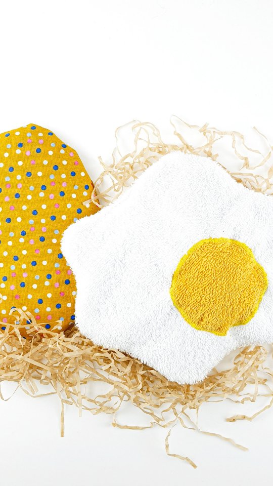 Brrrr ist das wieder kalt geworden 🥶
Bei uns hat es die letzten Tage sogar ziemlich geschneit 🌨🙈 - dabei hatte ich mich schon so auf den Frühling gefreut...
Tja, heute war leider eh wieder der Wurm drin und ich lieg schon seit dem Mittag im Bett 🫤 diese #zwillingsschwangerschaft macht es mir echt nicht leicht 🤷♀️. Aber immerhin hatte ich es kuschelig warm und mit dem passenden Wärmekissen 🍳 kam sogar ein wenig Ostervorfreude auf 🥚🥰.
Ob Ei oder Spiegelei - diese Oster-Wärmekissen sind super leicht aus Stoffresten oder alten Frotteehandtüchern genäht und ein kreatives Ostergeschenk 😉👍
🗒 Die Anleitung samt Vorlage findest du auf meinem Blog
📺 Ist schon ein paar Jahre her das ich die im #ardbuffet gezeigt habe und seitdem regelmäßig in Verwendung. #kirschsteinkissen kann man halt immer brauchen 😉
🚩 Gerne für später speichern
#OsterDIY #ostergeschenk