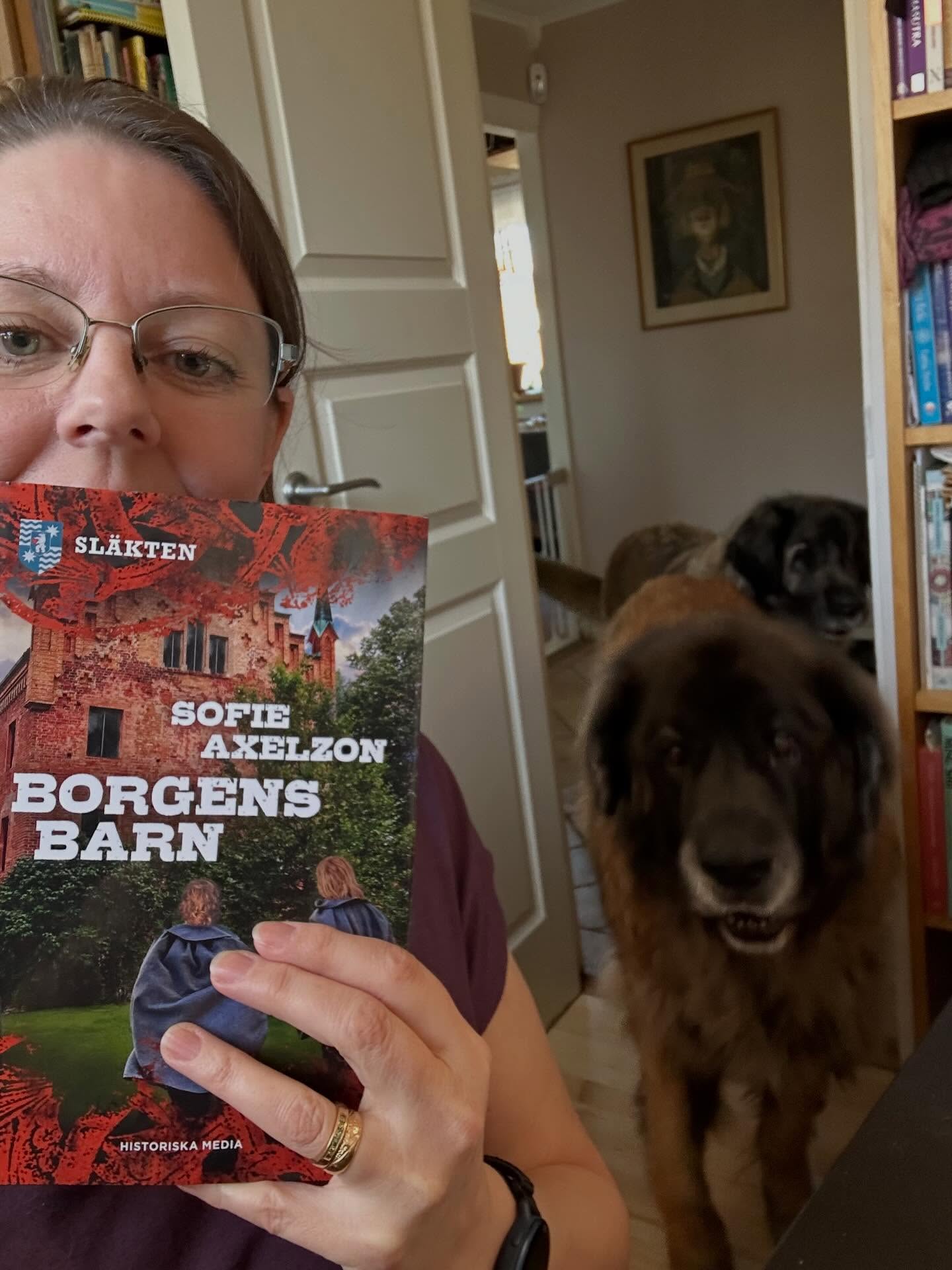 Jag och vovvarna vill bara berätta att vi precis läste en fin recension i Ölandsbladet för min senaste roman Borgens barn. Så här inleds recensionen:
”Journalisten Sofie Axelzon är väl påläst och ger en detaljrik skildring av en tid i Sveriges historia som genomsyras av strider om kungamakten, 30-åriga kriget, vidskepelse och pestsjukdomar. I allt elände händer det att det blir lite ljusare och nya möjligheter uppstår för den som är modig och anstränger sig extra mycket att nå fram till det som lyser i fjärran. En sådan person är Ragna som är huvudpersonen i Borgens barn. Men det är inte med henne historien börjar.”
Recensent: Ragnhild Oxhagen
#ölandsbladet #recension #bokseriensläkten #historiskamedia #historiskroman