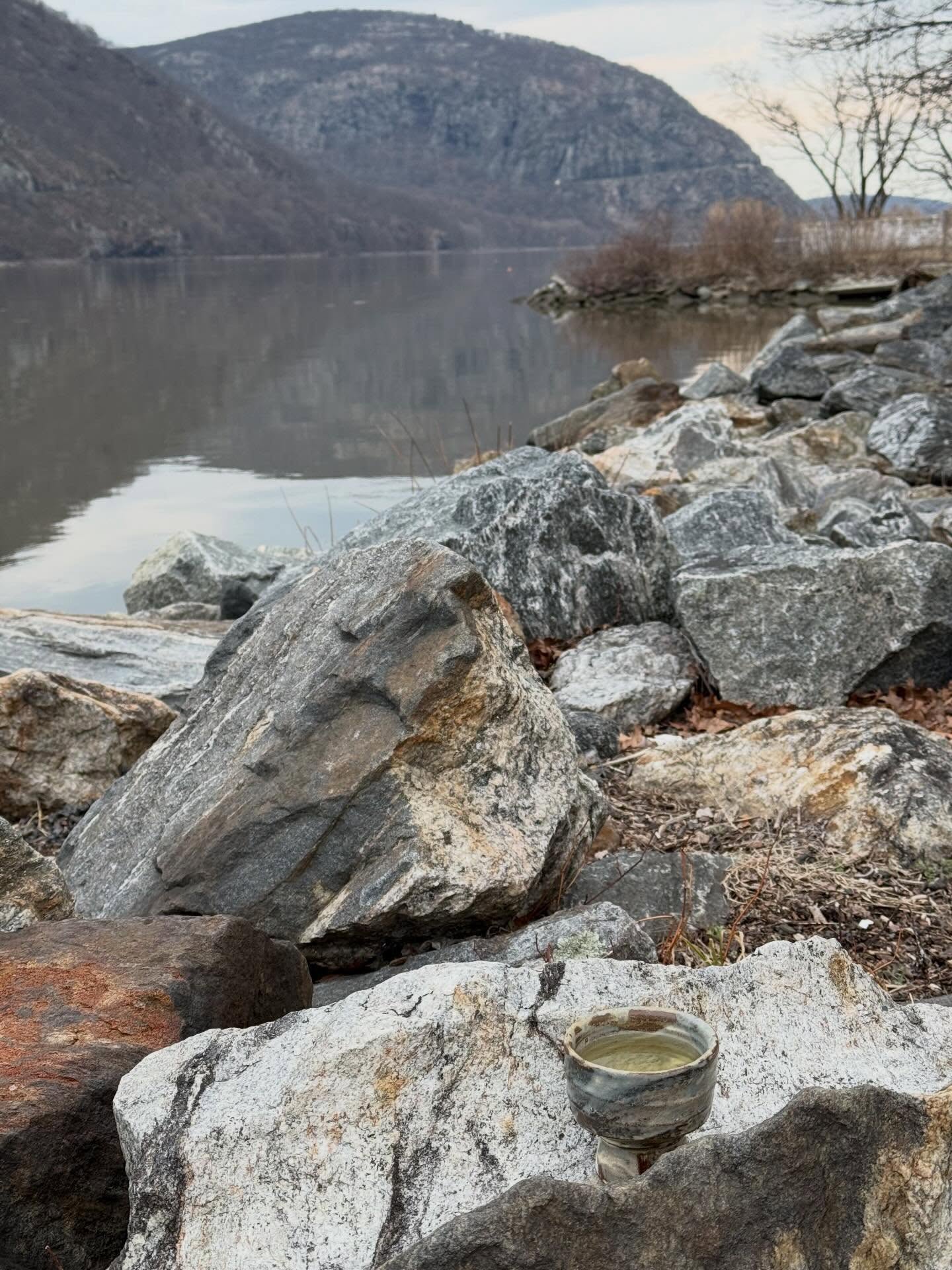 there is always a chaxi, a table set for tea. sometimes it’s unexpected… a rock, the river, the mountain, the artist who made your bowl all in collaboration #morningtea #hudsonriver #coldspring #slowtea & with appreciation for the artist @hartsoepottery and the curator @studio_tashtego