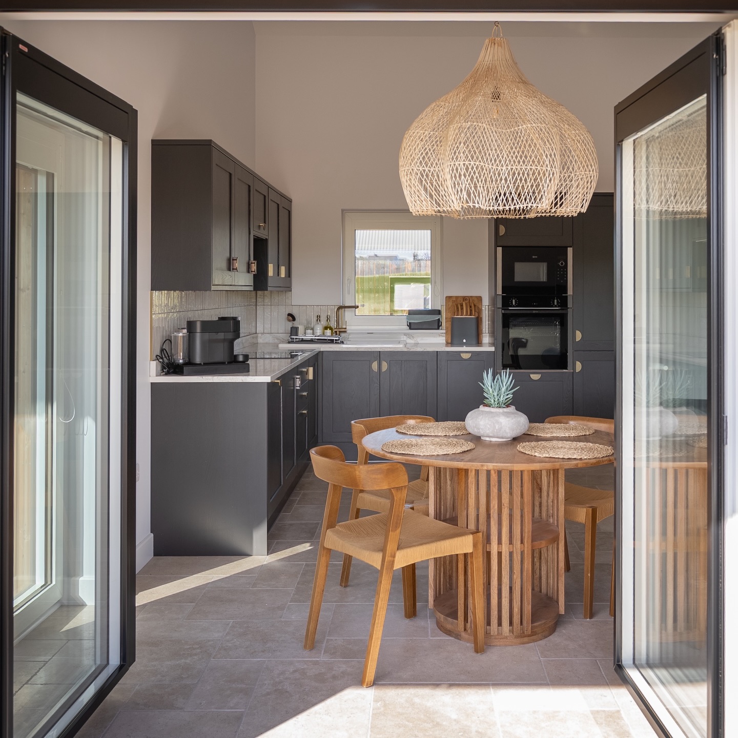 Spotlight: Dining rooms โจ
From intimate settings to open-plan living and to outdoor entertainment spaces.