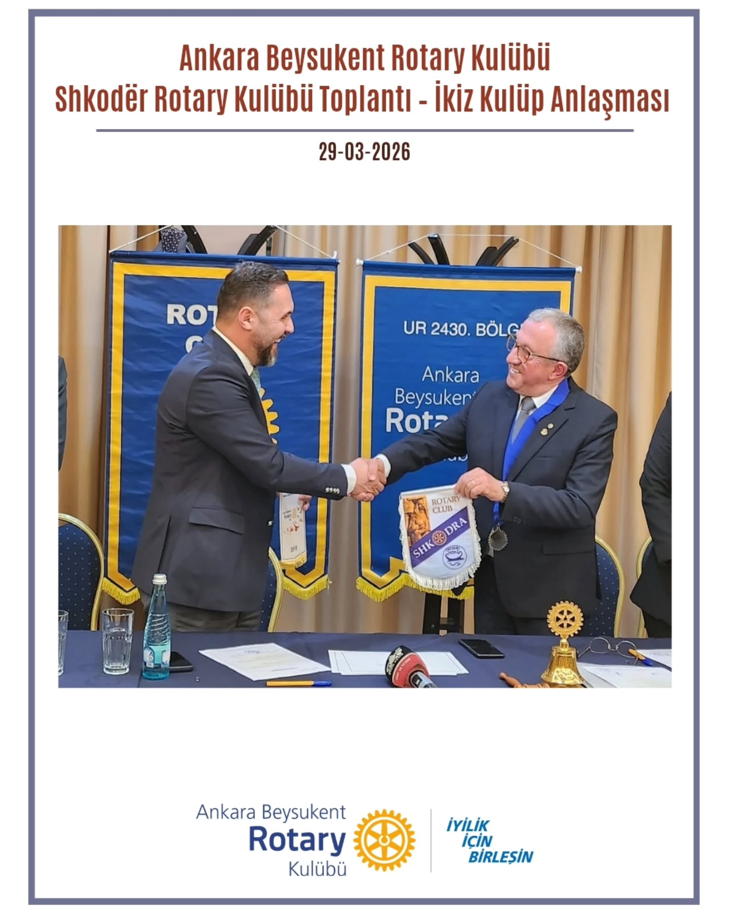 29 Mart tarihinde, 2015 yılında kurulmuş ve 2485 Bölge’de faaliyet gösteren Shkodër Rotary Kulübü ile İşkodara’da bu dönemin son ikiz kulüp anlaşmasını imzaladık. Arnavutluk Milli Marşı, İstiklal Marşımız ve Uluslararası Rotary Marşı ile başlayan toplantı, kulüp üyelerinin kendilerini tanıtması ile devam etti. İmza töreni öncesinde Bölge 2485 Guvernör Yardımcısı Artur Beu, Dönem Başkanımız Rtn. Necmettin Yeta ve Shkodër Rotary Kulübü Başkanı Rtn. Muhamet Kaçırani yaptıkları konuşmalarla ikiz kulüp anlaşmasının kulüpler arasındaki dostluğu geliştirmesi için önemli bir fırsat olduğunu vurguladılar.
Törende, Shkodër Rotary ve Rotaracy Kulübü üyeleri, Bölge 2485 Guv. Yrd. Artur Beu, Bölge 2430 GDG. Murat Öz, 2025-2026 Dönemi Bölge İkiz Kulüplerden Sorumlu Komite Başkanımız Müge Arslan, Dönem sekreterimiz Sıla Karaca, GDB Mehmet Aytan ve Gelecek Dönem Asbaşkanımız Altay Baysal hazır bulundular. İmza töreni ve toplu fotoğraf çekiminin ardından, İşkodra’nın tarihi mekânlarından birinde canlı müzik eşliğinde geceyi tamamladık; Shkodër Rotary Kulübü’ne nazik ev sahiplikleri için teşekkür ederiz.
#UniteForGood
#İyilikİçinBirleşin
#Bölge2430
#Rotary2430
#Rotary2485