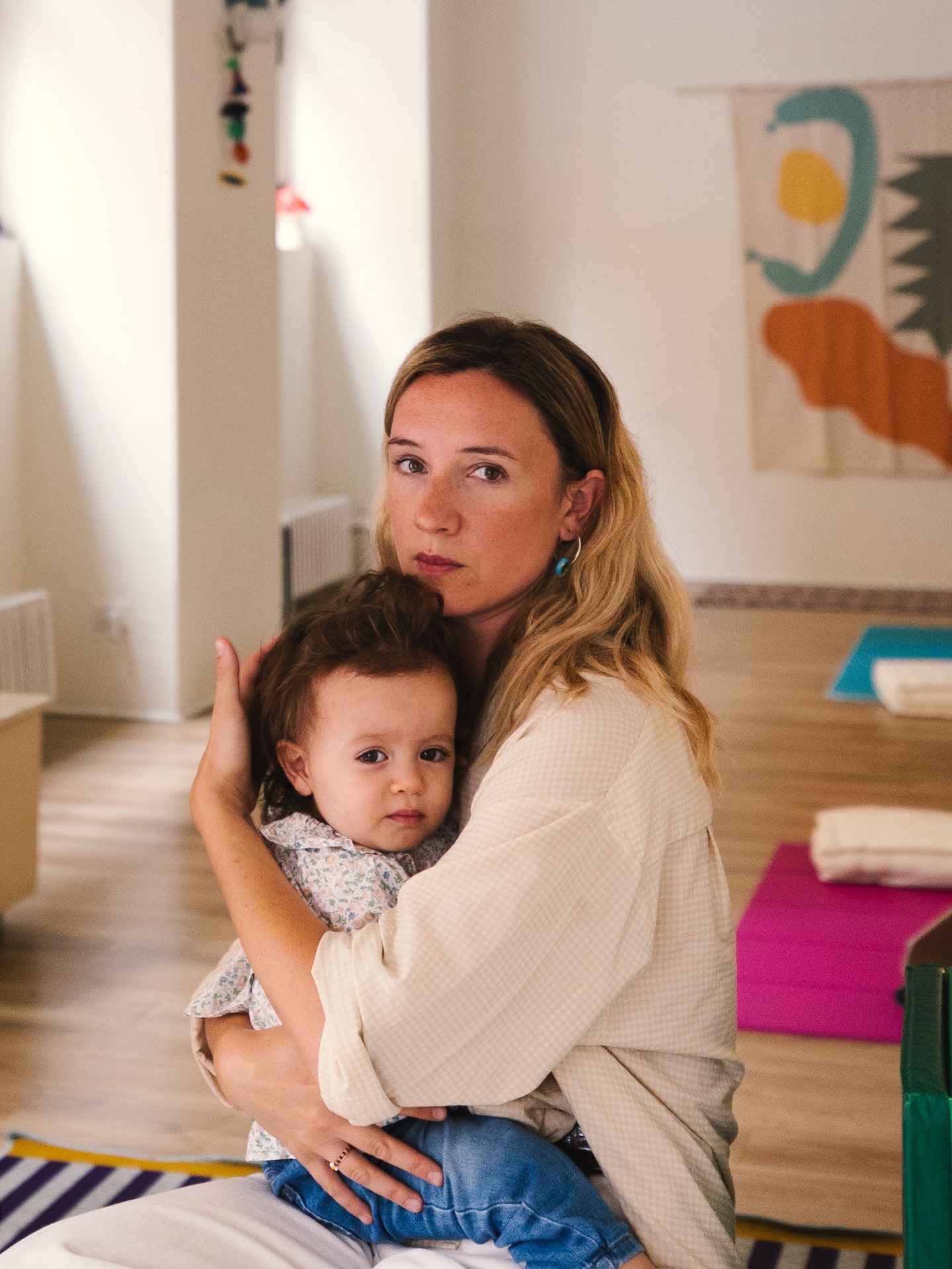 ISCRIZIONI APERTE PER IL CHILD CARE 🐣
un anno di cura, gioco e creatività per i più piccoli
la nostra alternativa al nido.
A settembre riaprono le porte del nostro Child Care, un luogo in cui giocare, crescere e socializzare in un ambiente sereno.
Tutte le mattine dalle 8.30 alle 12.00 qui da PIANO Bi saremo felici di ospitare i vostri bimbi in uno spazio accogliente, stimolante e a misura di bambino.
🌱 Child Care è un progetto annuale di attività creative pensato per la prima infanzia: esperienze sensoriali, artistiche e relazionali guidate da un’educatrice e da un’équipe di atelieristi che accompagnano i bambini nella scoperta, nel gioco e nella relazione.
🌞 L’attività è per un massimo di 9 bambini, dai 9 ai 36 mesi. Non è prevista la presenza di un genitore, saranno mattine interamente dedicate ai piccoli
Aperte le iscrizioni!
Scrivici per maggiori informazioni e per bloccare il posto ✨
Le iscrizioni chiuderanno a giugno.
Iscrizione annuale (settembre - luglio).