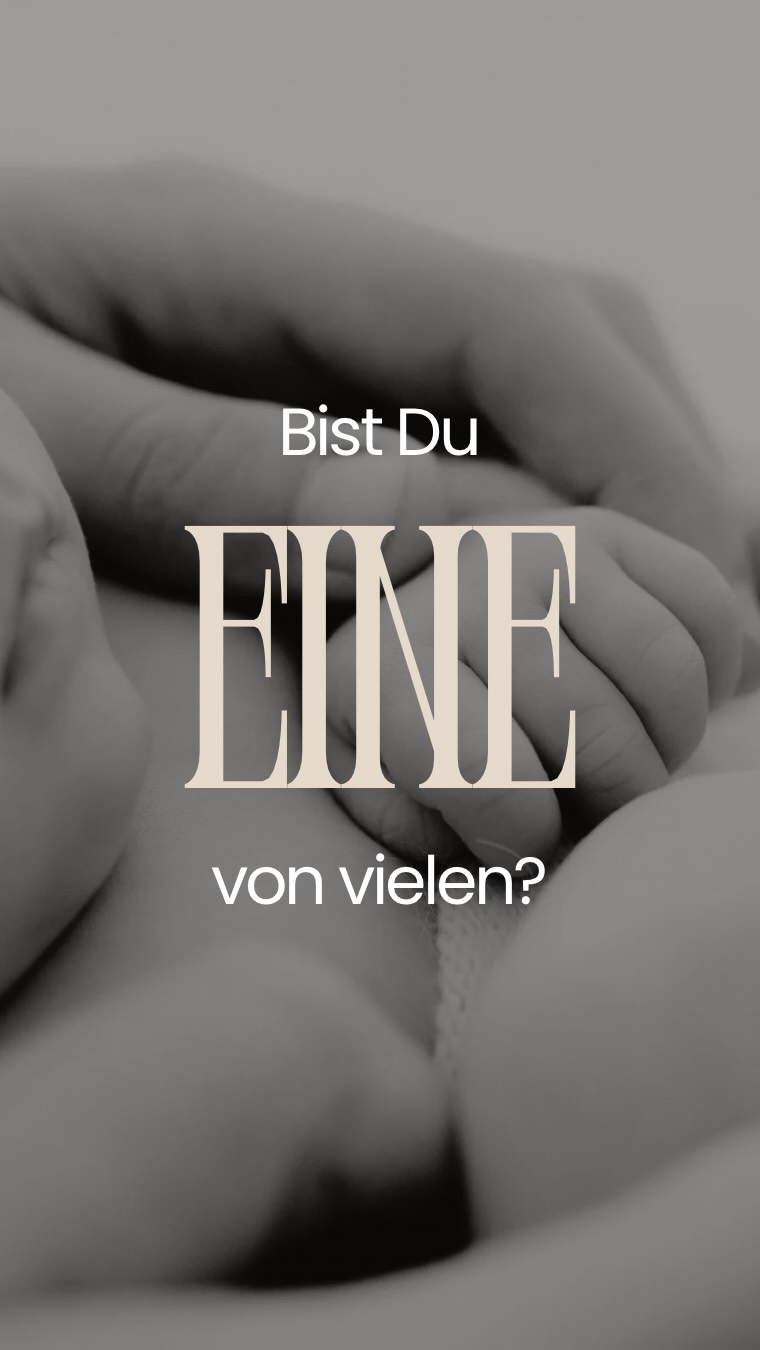 Du merkst sofort, ob du einer von vielen bist.
Nicht unbedingt bewusst.
Aber du fühlst es.
Wenn im Hintergrund die Zeit mitläuft.
Wenn der nächste Termin schon wartet.
Wenn es plötzlich darum geht, „dass es jetzt Klappen muss“.
Und dann wird man schneller.
Unruhiger.
Fängt an zu funktionieren.
Gerade mit Kindern.
Gerade als Mama.
Was, wenn dein Baby heute mehr Nähe braucht?
Was, wenn dein Kind erst auftauen muss?
Was, wenn ihr einfach einen Moment braucht, um anzukommen?
In einem engen Zeitfenster wird genau das zum Problem.
Und genau deshalb arbeite ich nicht so.
Ich plane bewusst nur ein Shooting am Tag.
Weil ich möchte, dass ihr euch nicht anpasst –
sondern dass sich das Shooting an euch anpasst.
Ohne Druck.
Ohne Blick auf die Uhr.
Ohne das Gefühl, etwas aufholen zu müssen.
Du bist nicht einer von vielen.
Du bist DER Termin.
Wenn du genau das suchst, schreib mir eine Nachricht hier bei Instagram. 🤍
#fotoshooting #shootingohnedruck