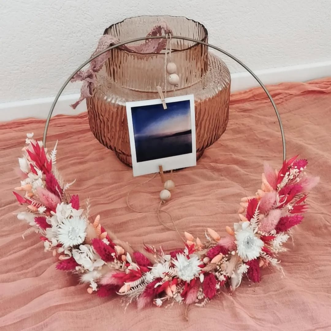 Ces couleurs dingues 😍
J'ai adoré cette association de couleurs blanc / rose et rose flashy 💐 ça me fait penser aux belles couleurs estivales 🌻☀️
Merci beaucoup pour la commande 🤍
Couronne confectionnée pour donner beaucoup d'amour à une Maman 💞
Couronne pour y accrocher une jolie photo, ici c'était juste pour l'exemple, la cliente a pu y déposer la sienne 😊
Fan de ces couleurs également ?
#merci#beaucoupdamour#couronnefleurssechees#couronnedefleurs#fleurssechees#fleurs#driedflowers#couronnephoto#ideecadeau#fleuriste#fleuristesuisse#creatricesuisse#eshopsuisse#vaud#neuchatel#valais#geneve#berne#tessin#fribourg#couleursestivales#deco#decoaddict#decoration#cadeau#shopsuisse#