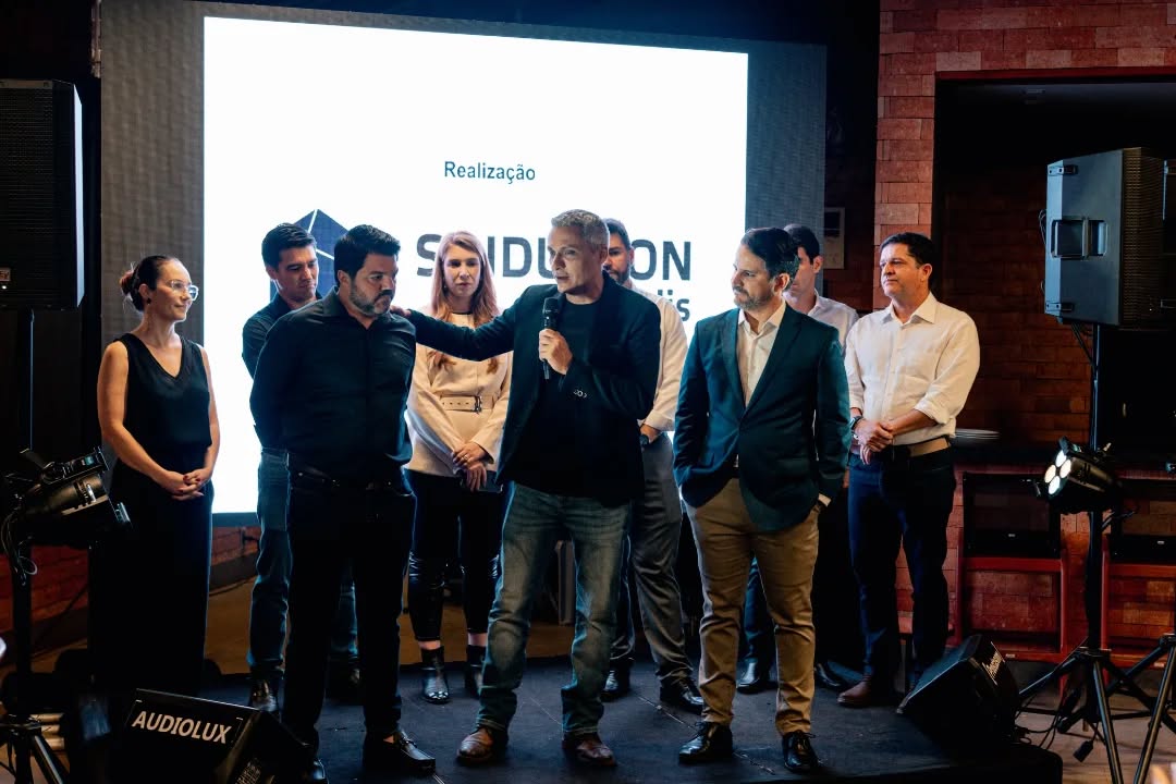 SINDUSCON ANÁPOLIS APRESENTA DADOS DO MERCADO IMOBILIÁRIO E REÚNE LIDERANÇAS POLÍTICAS E EMPRESARIAIS
Evento destaca a resiliência do setor e fortalece o diálogo entre iniciativa privada e poder público.
Dando continuidade à divulgação dos dados do mercado imobiliário referentes ao quarto trimestre de 2025, o Sinduscon Anápolis realizou, no dia 26 de março de 2026, mais uma reunião de diretoria, associados e convidados. O encontro aconteceu na Chácara do associado Jairo Alves sócio do Grupo Lírios e foi marcado por um forte clima de união e confraternização.
O evento contou com a presença de importantes lideranças, entre elas o deputado federal Gustavo Gayer, o deputado estadual Amilton Filho, o prefeito de Anápolis, Márcio Corrêa, e a presidente da Câmara Municipal, Andreia Rezende.
A abertura da reunião foi conduzida por Luiz Antônio Rosa, presidente do Sinduscon Anápolis, e por Henver Rezende, presidente da Comissão de Materiais e Ensino. Na sequência, foi apresentado o resultado do monitoramento do mercado pelo Grupo Prospecta através do seu CEO Cristiano Rabelo, a pesquisa tem a curadoria da Arhea Gestão Comercial e da Comissão do Mercado Imobiliário do Sinduscon
Além das análises, o evento também proporcionou um momento de networking, no qual os associados patrocinadores puderam apresentar suas empresas, produtos e áreas de atuação. Participaram desse momento o Grupo Wooba, a JS Construtora, a Isoeste Metálica e a anfitriã, Lírios Incorporação & Urbanismo.
Sinduscon Anápolis