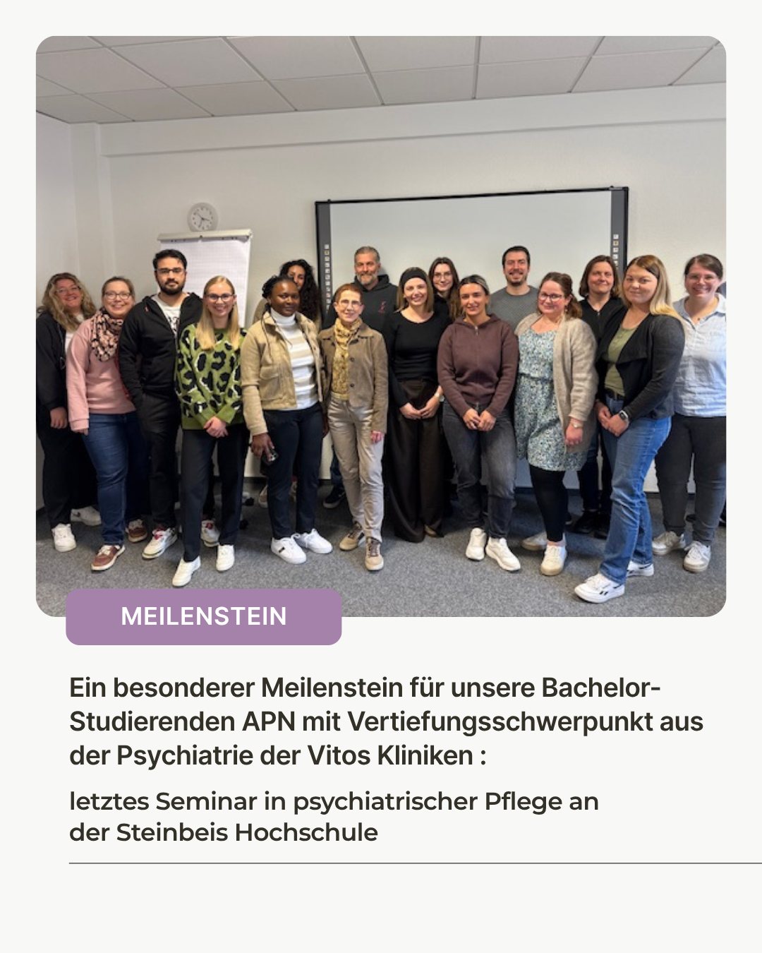 Ein besonderer Meilenstein für unsere Bachelor-Studierenden APN mit Vertiefungsschwerpunkt aus der Psychiatrie der Vitos Kliniken : Heute fand ihr letztes Seminar in psychiatrischer Pflege an der Steinbeis Hochschule statt.
Zum Abschluss gab es ein gemeinsames Foto zur Verabschiedung verbunden mit einem fachlich besonderen Impuls: Das letzte Seminar zur psychiatrischen Pflege im spezialisierten Kontext der Forensik wurde von Pflegedirektor Frank Voß gestaltet.
Über die Jahre hinweg durfte Prof. Dr. Ruth Anna Weber diese engagierte Gruppe wissenschaftlich begleiten – und auch auf der anstehenden Studienreise in die Schweiz in zwei Wochen wird sie die Gruppe begleiten.
Nun beginnt die letzte Etappe: In zwei Monaten steht bereits die Abgabe der Bachelorarbeiten an. Eine intensive, anspruchsvolle und zugleich spannende Phase, die den Weg in Richtung Studienabschluss markiert. Ich bin stolz auf diese Entwicklung und freue mich auf die letzten gemeinsamen Schritte bis zum erfolgreichen Abschluss.
#bachelor #apn #psychiatrie #studium #pflege