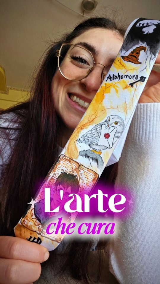 ✨️𝑨𝒓𝒕𝒆 𝒄𝒉𝒆 𝑪𝒖𝒓𝒂
Augurandovi un buon weekend, vi racconto un pochino come stanno andando le cose dopo un periodo non proprio semplice…
Un’allergia forte da farmaco, il corpo bloccato, il dolore diffuso… una settimana in cui anche respirare sembrava pesante.
E poi succedono queste cose.
Quelle piccole, ma potentissime.
Oggi vi presento il mio amico @cravatteadarte 😍
Mi ha regalato questa cravatta dipinta a mano, e per me non è solo un accessorio.
È un gesto.
È attenzione.
È arte che arriva proprio quando serve.
🎭Perché sì, l’arte cura davvero.
Non nel modo “romantico” che ci raccontano…
Ma nel modo concreto: ti riporta nel corpo, ti fa sentire, ti fa ricordare che sei ancora viva anche quando tutto fa male.
E lui questa cosa la sa fare.
Trasforma una cravatta — un oggetto spesso sottovalutato — in qualcosa di unico, identitario, quasi intimo.
🪄Lavora su commissione, quindi potete davvero chiedergli di dipingere qualcosa che vi rappresenti.
Un’emozione.
Un simbolo.
Una parte di voi.
E credetemi: non è solo bravo.
È uno di quelli che ci mette dentro anima, mani e verità.
Se vi va, andate a dare un’occhiata al suo lavoro e supportatelo 🫂
Perché le persone così vanno viste, sostenute, fatte crescere.
E perché circondarsi di arte, soprattutto nei momenti difficili…
può fare più di quanto immaginiamo ✨
Avete mai indossato qualcosa che vi ha fatto sentire “a casa” dentro di voi?
#CravatteDarte #ArteCheCura #AmiciVicini #Amicizia #HarryPotter