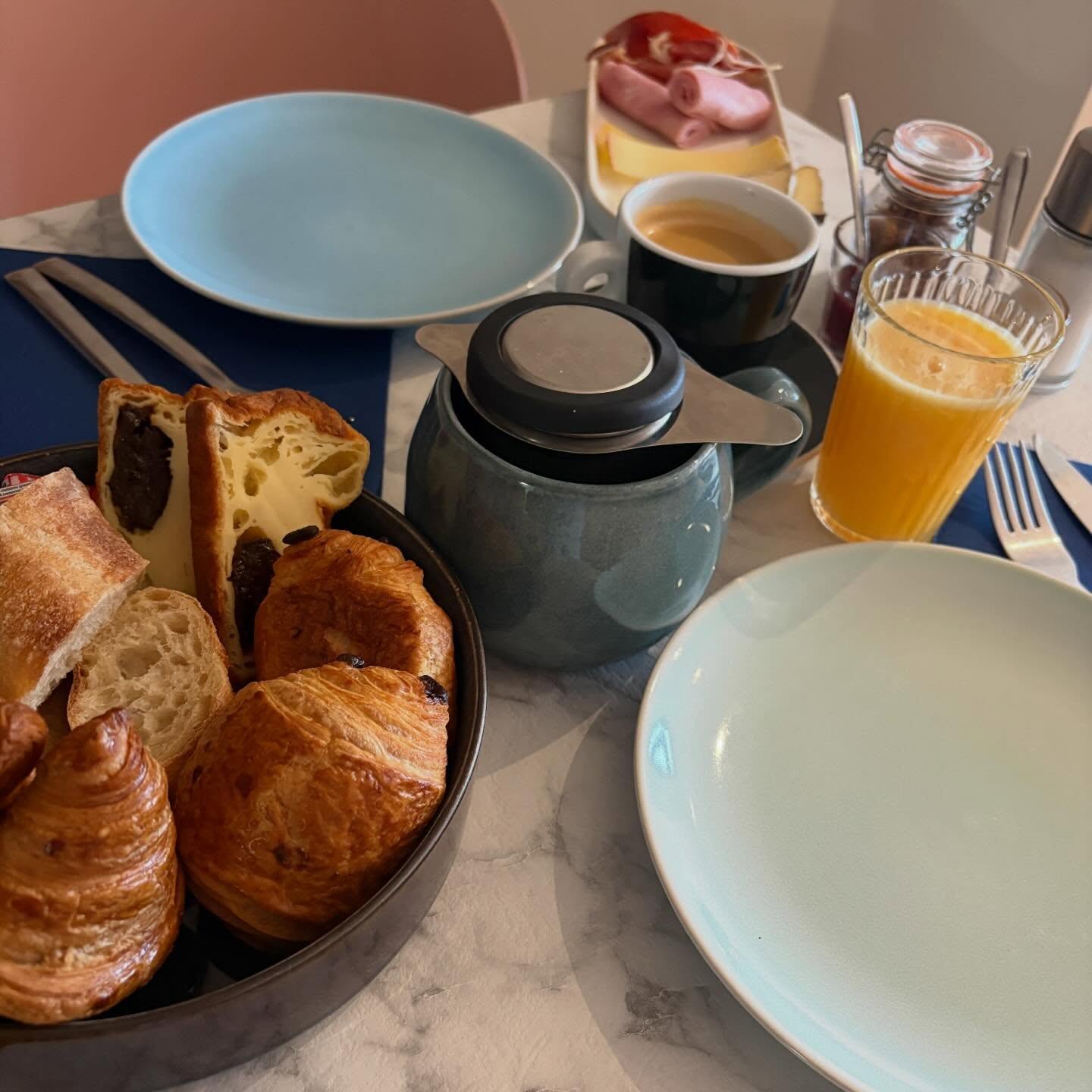 Dormir ici c’est bien…
Mais venir juste pour le petit déj, c’est déjà un très bon choix 🤝
🥞 8h – 10h
🍊 Produits frais et fait maison
🔥 Ouvert à tous
Formule petit dej : Boisson chaude, jus d’orange pressé, mini viennoiserie, pain, beurre, confitures artisanales, gâteau du jour, charcuterie, fromage ☕️
#cancale #petitdejeuner #petitdejeunergourmand #cotedemeraude #baiedumontsaintmichel