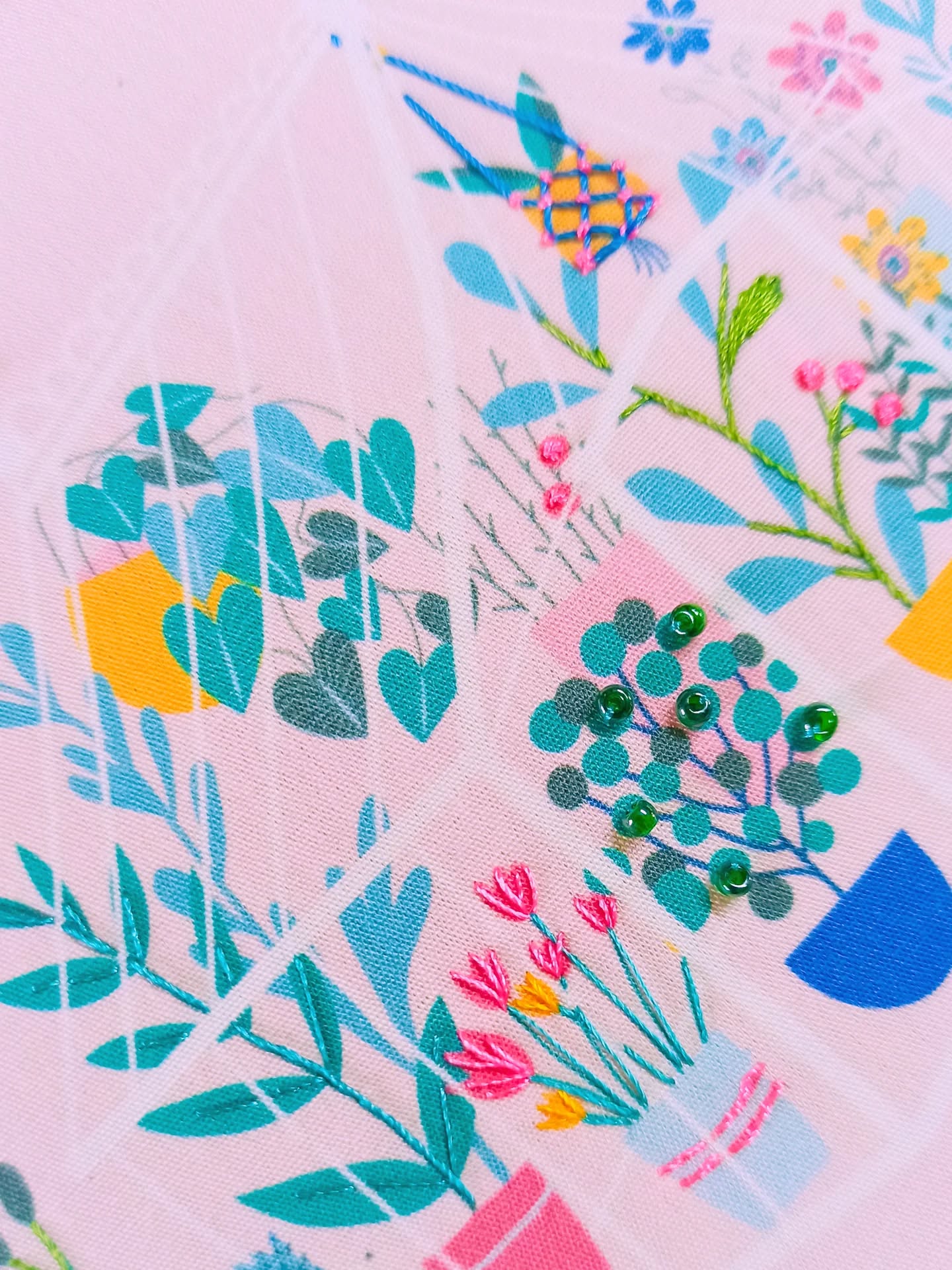 Des petits détails brodés, pomponnés, ou encore perlés,... Voici quelques zooms pour vous inspirer des idées si vous avez un de mes "kit tambour à customiser" qui vous attend.
Objectif de ces kits, se faire plaisir sans s'imposer aucune technique!
Juste du lâcher-prise, se laisser guider par son inspiration, se prendre au jeu de réhausser le tissu illustré, au gré des fils, perles et paillettes fournies...
°°°
Ode à la créativité dans la rubrique DIY de mon site où vous retrouverez également des kits couture et des coupons de tissus. ;)
D'ailleurs j'hésite à relancer des nouveaux motifs de tissu pour le mois de mai, ça vous dirait? 🤔
°°°
#broderie #customisation #creativité #diy #tissu