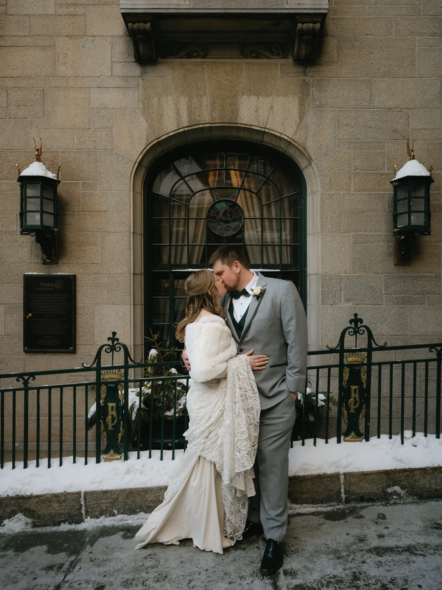 Le mariage hivernal parfait ❄️
Au cœur de l’hiver, Catie et Joe ont célébré leur union au magnifique Château Frontenac, entourés de leurs proches, dans une ambiance empreinte d’amour et de douceur.
Un mariage pensé avec soin, mêlant élégance et touches personnelles, fidèle à leur histoire.
Deux robes, une première danse préparée ensemble, et une journée remplie d’émotion… avec juste ce qu’il faut de fun.
Nous sommes choyées d’avoir fait partie de cette si belle célébration 🤍
_______
The perfect Winter Wedding ❄️
In the heart of winter, Catie and Joe celebrated their union at the Château Frontenac, surrounded by their loved ones in an atmosphere filled with love and warmth.
A thoughtfully designed wedding blending elegance with personal touches, a true reflection of their story.
Two dresses, a first dance prepared together, and a day full of emotion… with just the right touch of fun.
We feel so grateful to have been part of such a beautiful celebration 🤍
Venue @fairmontfrontenac
Photographer @gabrielledesmarchais
Florist @fleurdeurope
Beauty @stlaurentaveda
Band @supersonicheartsband
DJ @djkevinolsen
Rental @groupeabp