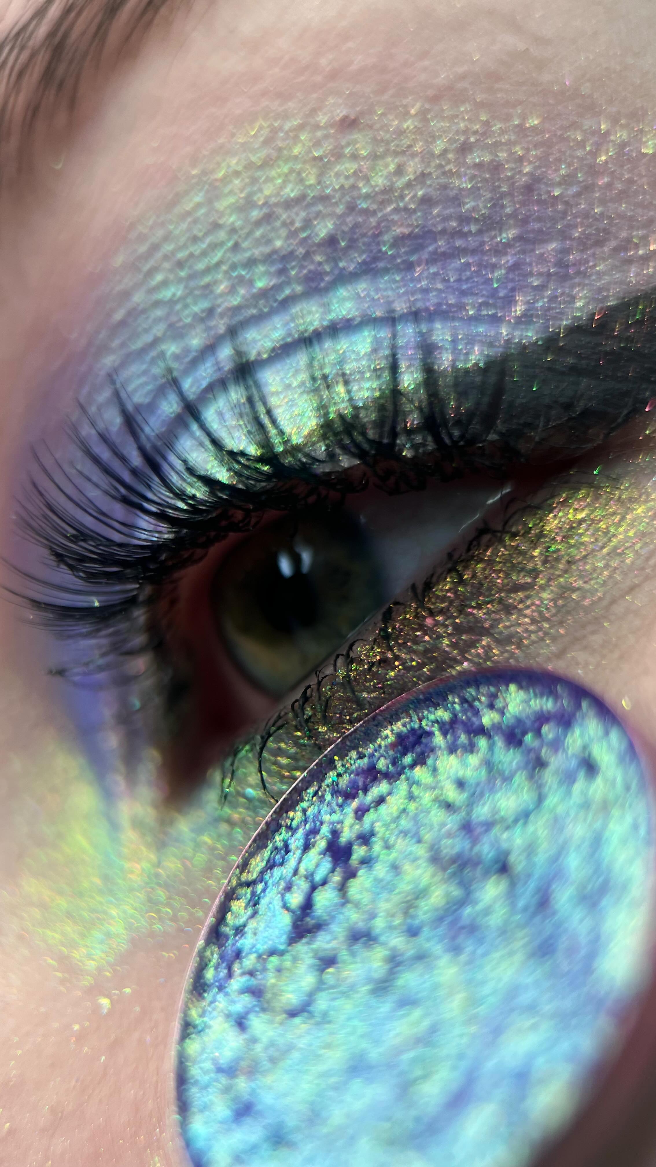 Meet Prism✨
A violet that shifts into gold and green with every move.
More than a shade — it’s pure magic 💜
Have you tried it yet? 😍 #makeup #indiemakeup #eyeshadows