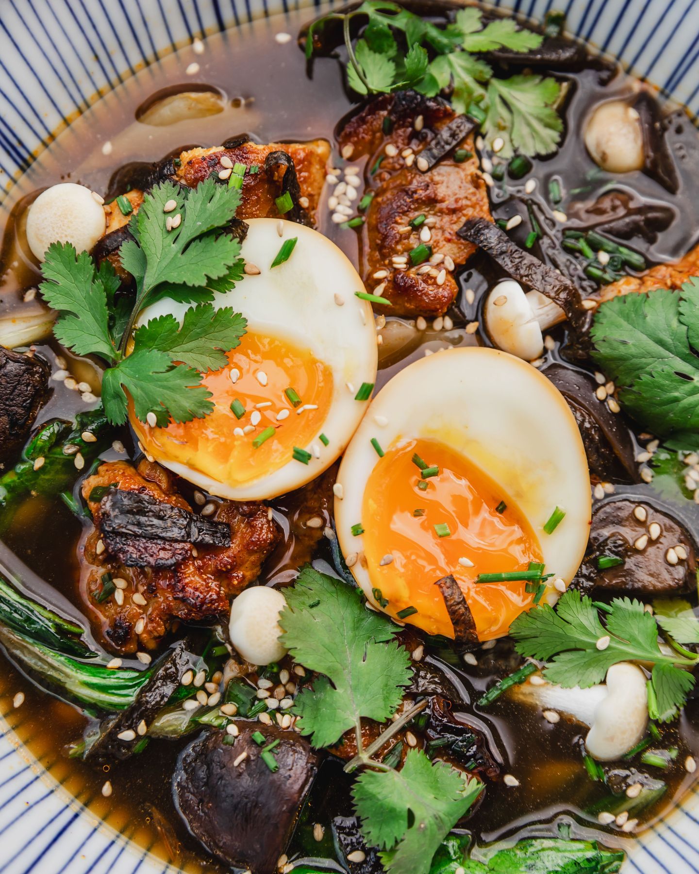 MINERAL BOOST🍜
Un bol réconfortant, tout en légèreté !
Dans notre Judy’s Ramen : un bouillon de poule riche en minéraux et en collagène, des nouilles de konjac naturellement sans gluten et riches en fibres, des champignons, et quelques feuilles de nori pour leur apport en nutriments marins.
Nourrissant et facile à digérer.
📸 @alicepages
#ramenparis #foodmap #glutenfreeparis #glutenfree #sansglutenparis #sansgluten #restaurantsansgluten