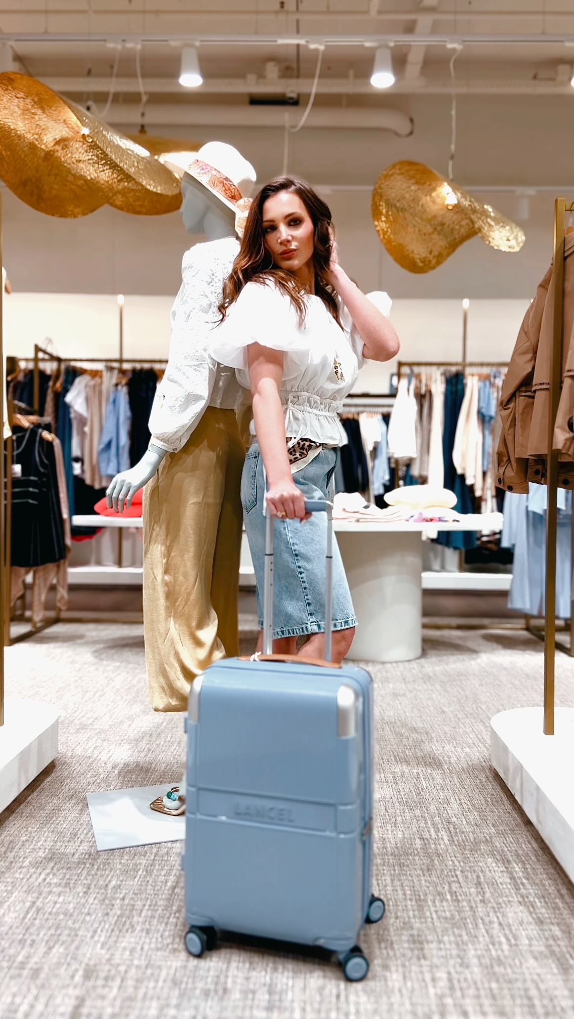 Et si c’était aussi simple ? 👏🤭
Un nouvel outfit LOULOU en un claquement de mains.
On lance officiellement la saison estivale ? ☀️😎
Vous venez découvrir nos nouveautés en boutique ?
#LOULOU #loulouluxembourg #newinloulou #summerstyle #luxembourg