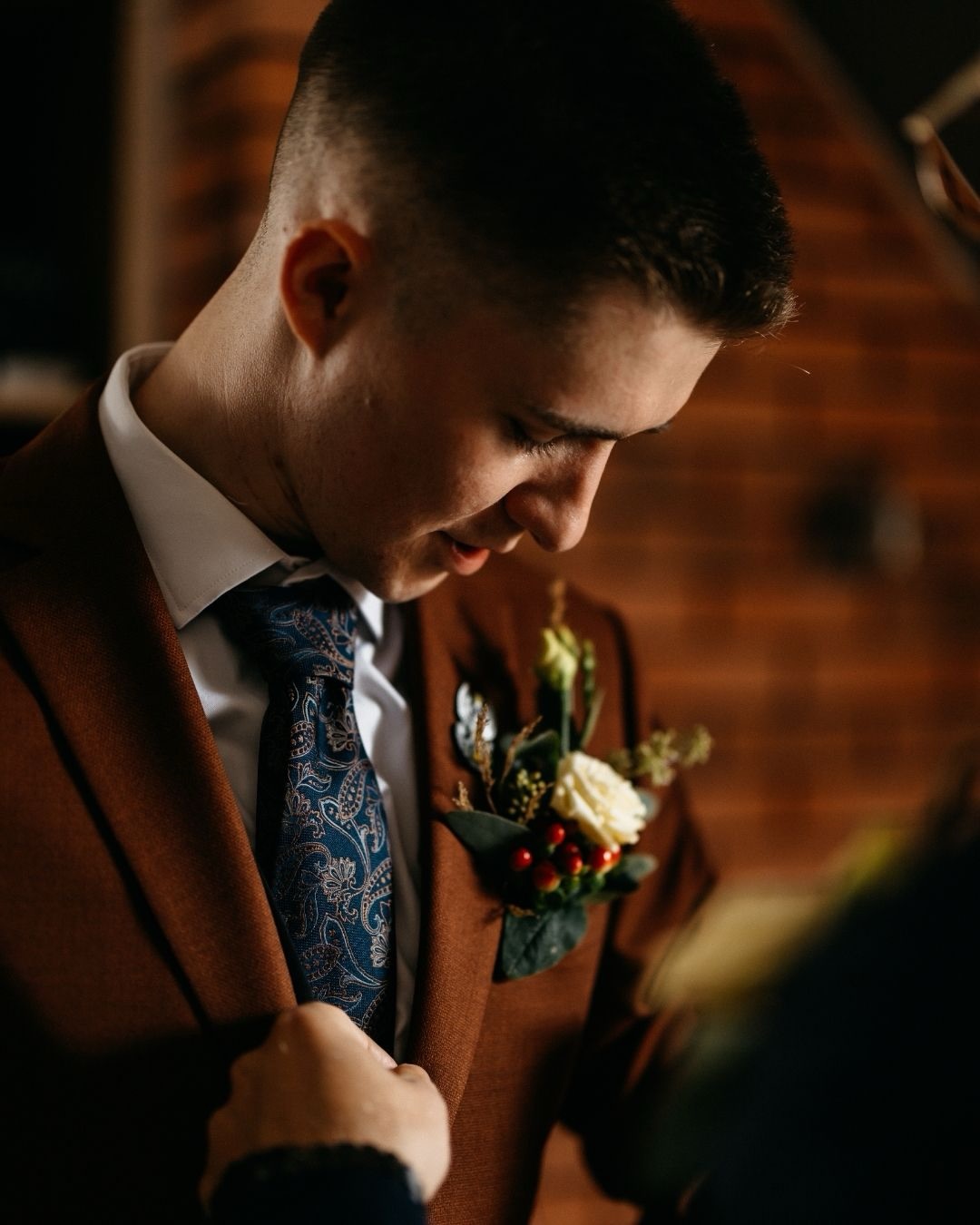 Fotografowałam kiedyś ślub, na którym zapamiętałam jedną szaloną parę.
Weronika była świadkową, a towarzyszył jej Oskar, ówczesny narzeczony.
Powiem tak: nie dało się ich nie zauważyć. A potem spotkaliśmy się już na ich własnym ślubie i weselu :). Oni się pobierali, ja dbałam o najlepsze kadry. Napisać, że było wspaniale, to jak nic nie napisać. Poza tym chyba nie da się tego przekazać słowami, więc zapraszam do oglądania.