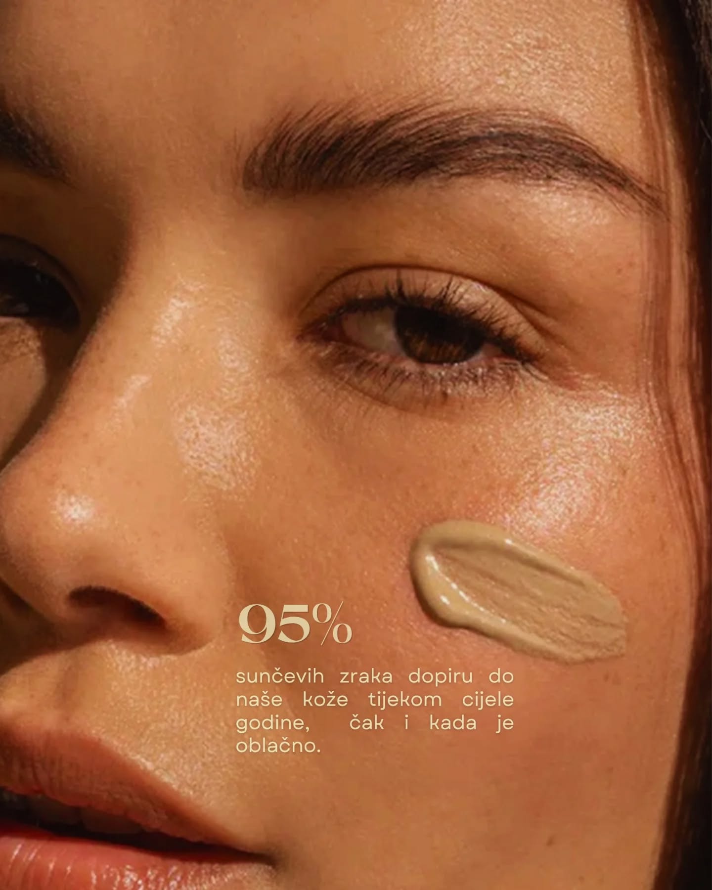 ☀️ Zato SPF nije vezan uz sezonu, nego uz svakodnevnu rutinu. UV zrake djeluju kontinuirano, a njihovi učinci se zbrajaju s vremenom - utječu na starenje kože, pojavu pigmentacija i općenito na kvalitetu i zdravlje kože.
Uključivanjem SPF-a u dnevnu njegu štitiš ono što već gradiš kroz tretmane i kozmetiku, ali i dugoročno održavaš rezultate.
🛒 U našem webshopu možeš pronaći Mesoprotech SPF proizvode, prilagođene različitim tipovima kože, s laganim nekomedogenim formulama i visokom zaštitom za svakodnevnu uporabu.