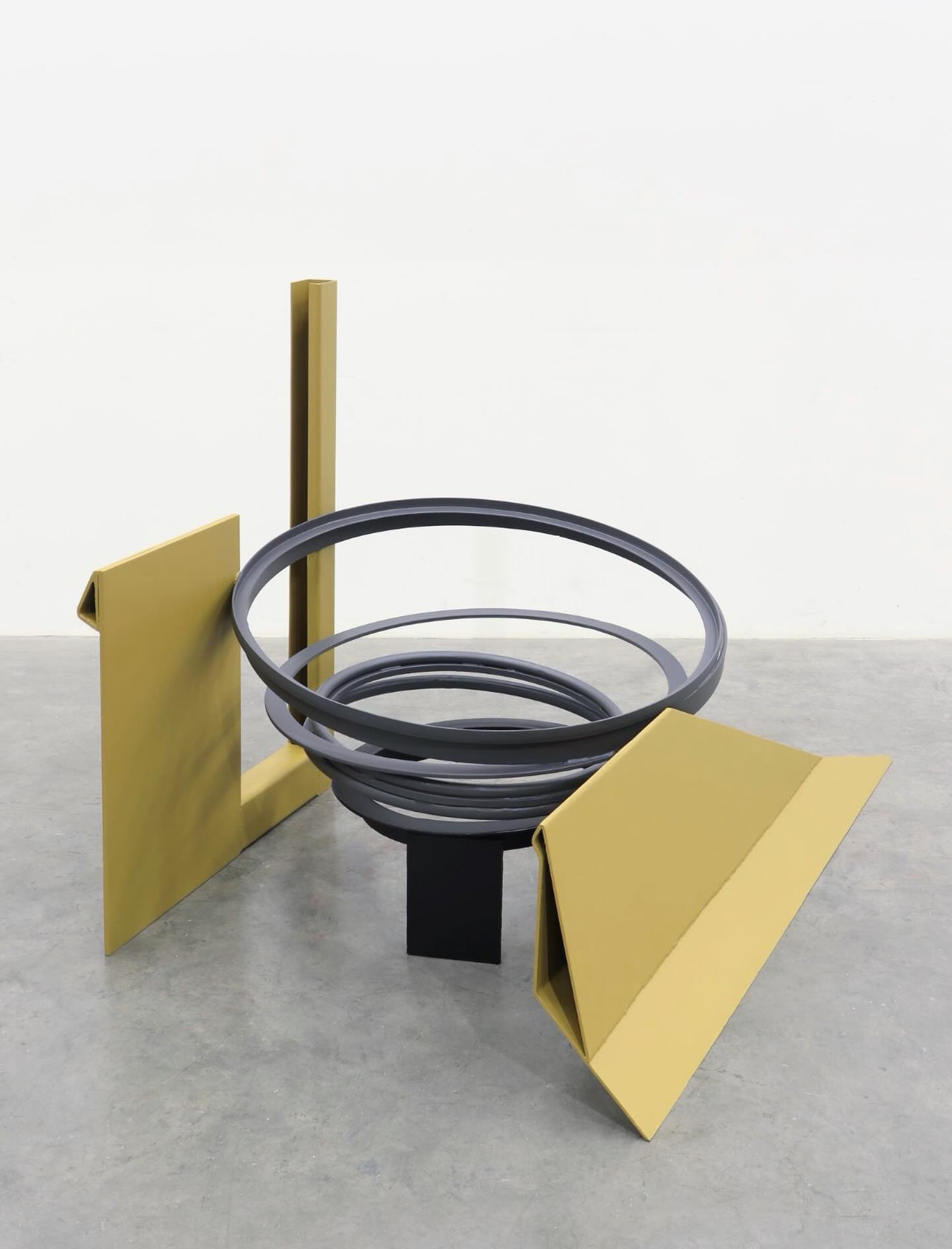 Anthony Caro and Helen Frankenthaler - SIMILITUDES: Color, Form, Friendship
Opening Saturday 11th April 2026
Yares Art, 745 5th Ave, New York, NY 10151
This exhibition foregrounds the animated artistic dialogue and life-long friendship between British sculptor Anthony Caro (1924-2013) and American painter Helen Frankenthaler (1928-2011). Acquainted for the first time in New York in 1959, Caro and Frankenthaler developed an enduring friendship centred on artistic innovation, rigorous conversation and mutual respect.
For the first time, this exhibition positions their relationship as an active site for creative and aesthetic exchange, bringing together carefully selected paintings, sculptures and archival materials that illuminate their shared concerns and corresponding intuitions on color, form, surface, material and space.
The exhibition runs from 11 April â 11 July 2026 and is open Monday â Friday, 10am â 6pm. Weekends, by appointment only.
Round One, 1972, steel, painted, 109 x 109 x 159 cm. Photo © Anthony Caro Centre
