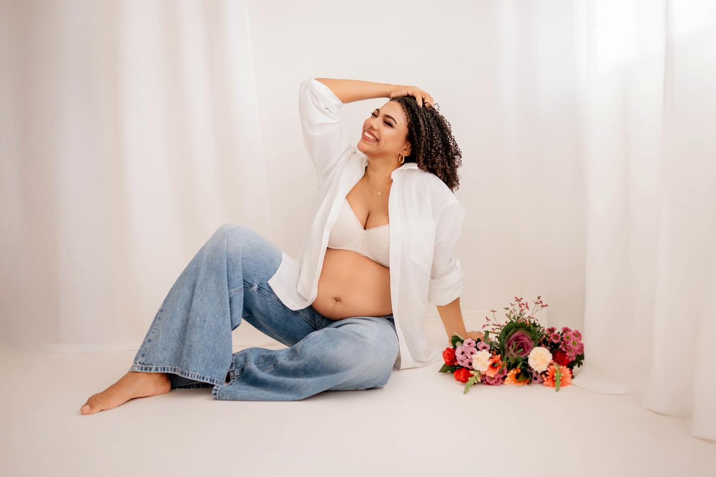 I honestly can’t decide… what’s more beautiful — minimalistic studio photos or colorful outdoor moments? 🤍🌿✨
Today I had 3 maternity sessions, and the very first thing I ask every mama is: what’s your vision? What photos are in your favorites, what speaks to your heart?
Because for me, the most important thing is that we’re on the same page — creating images that truly feel like you. Photos you’ll look at and absolutely love, not just today but for years to come 🍀
Your story, your vibe, your magic 🤍