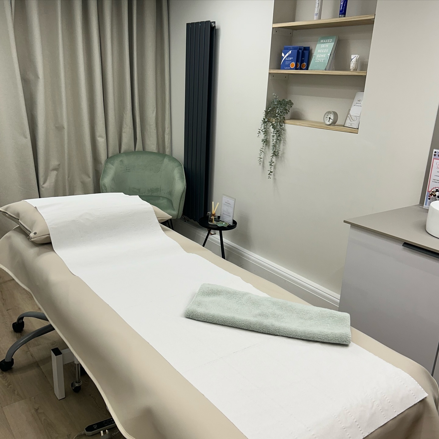 ✨Glow Up Alert 🚨 ….for our waxing couch…
Thank you to @thewaxpad for the upgrade.
Since we spend so much time giving our clients a glow up, we figured the couch deserved some love too!
Now it’s just as fresh as you’ll feel after your wax.
#WaxingSalon #GlowUp #WaxingLife #RotherhamBeauty #SmoothSkin #SalonVibes #RotherhamWaxing #SelfCare #BeautySalon #SkinGoals #BikiniWaxSpecialist #BrazilianWax #BikiniReady #ExpertWaxing #RotherhamBeautyExperts #SilkySmooth #bodyconfidence