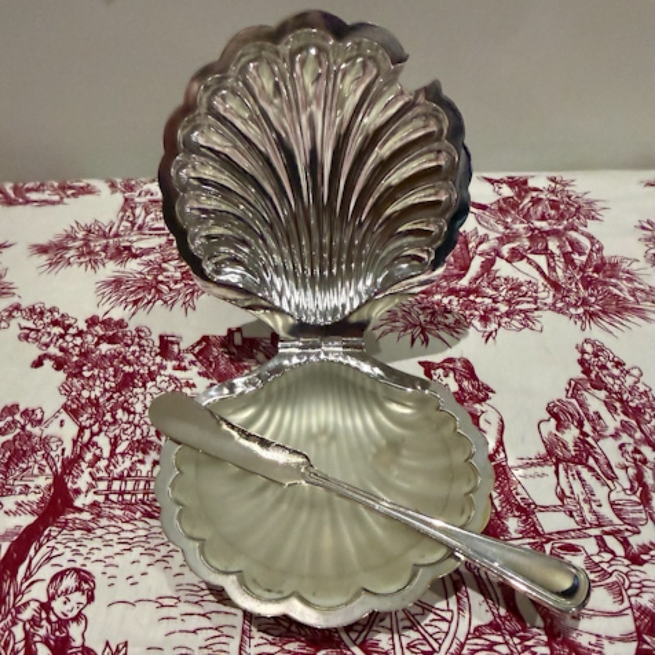 Beurrier forme coquille en métal argenté accompagné d’un couteau à beurre .
Complet de son intérieur en verre dépoli.
Ø 12 cm
Hauteur : 2 cm
Longueur couteau : 15 cm
Bel état , belle brillance .
🛒 prix 70€
#argenterie #artdelatable #beurrier #breakfast #coquille