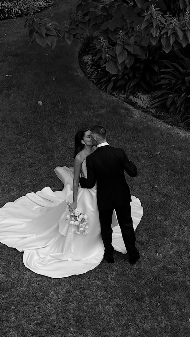 Meet the Bockmans
Film by @kimberleymooremedia
Second shooter @weddings_byjack
#comingsoon
Celebrant @meganjordancelebrant
Venue @gardenshouseag
Band @likethis_entertainment
Styling @ivorymadestudio
Illustrator @sarahdarbyfashionillustration
Makeup @melissadmakeup
Florist @bloomsbycecilia
Photographer @lostinlove_photography
Cake @getcakedbylisa
Stationary @raandco.design
Magician @lucaskogakimagic
Oyster butlers @melbourne_oysterbutlers
Dress @kyhabride
Suit @oscarhunttailors
Hair @sarah_karlosejamessalon
#justmarried #gardenhousewedding #weddingfilm #melbourneweddingfilm