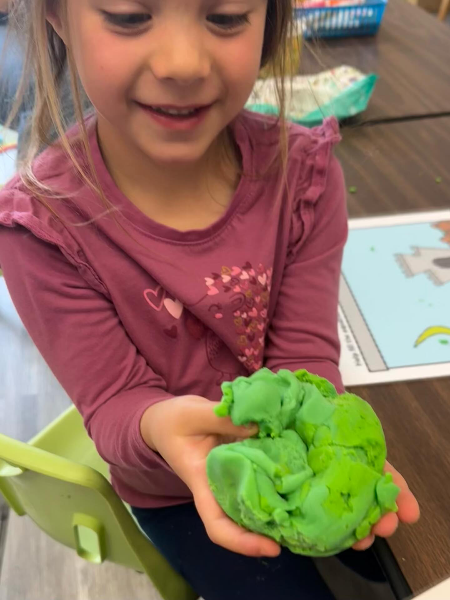 Any guesses what beautifully prepared dish I was served up today?! That’s obviously an apple pie! 🥧🥰
Is your preschoolers love language also fake food? Maybe they’ll fit right in here! Apply today 🌈