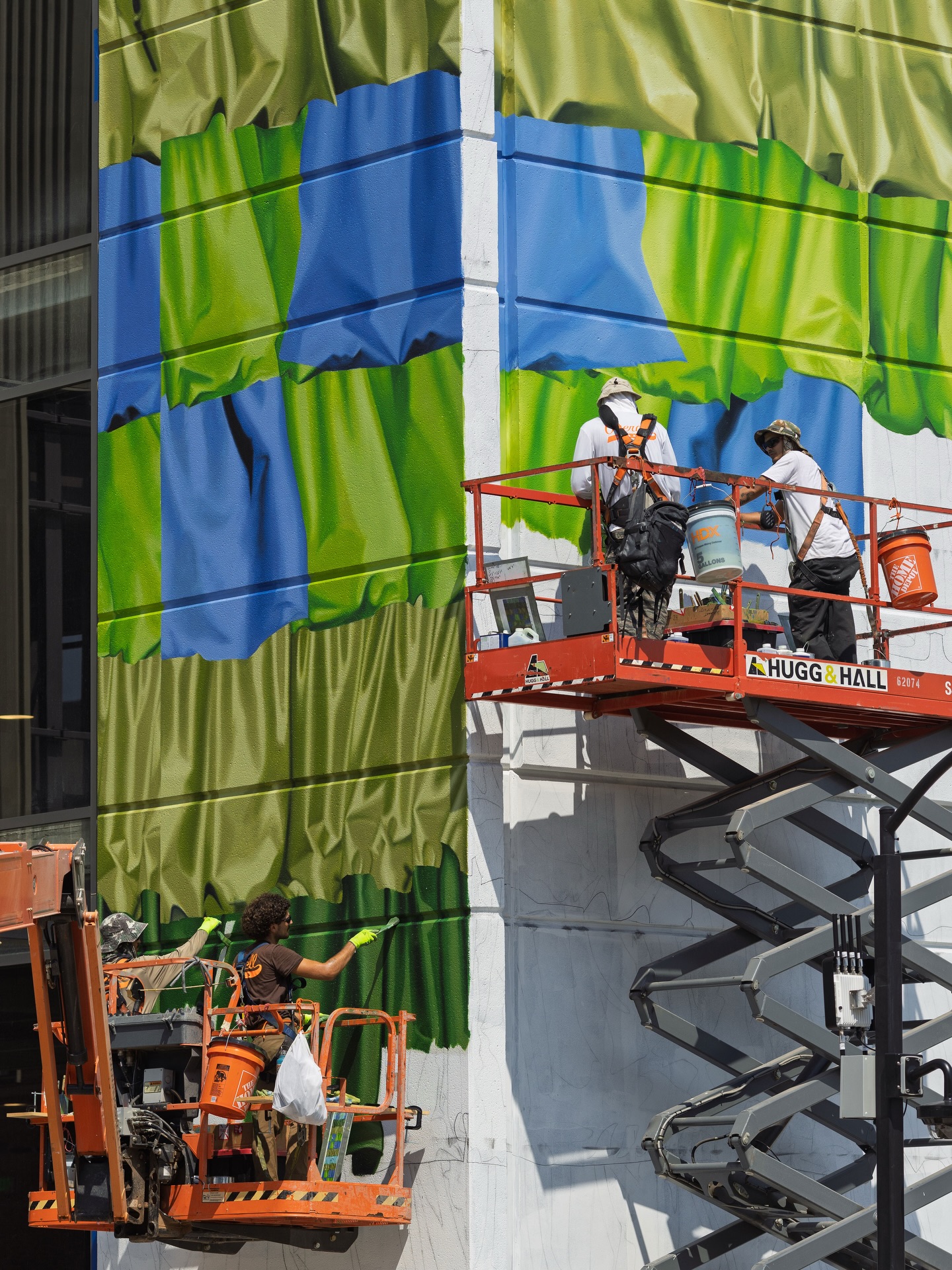Curtain call! Super fun painting this for the @walmart HQ in Bentonville, Arkansas 🦋🌱 The bold, colorful artwork was designed by Danielle Hatch (@daniellehatchstudio) and brings a playful movement to the space.
Artists and installers cut from the same cloth—just working on a slightly larger canvas. Check out the link in our bio to learn more.
🏷️
.
.
.
.
#overallmurals #trusttheprocess #killthepixel #handpaint #coasttocoast