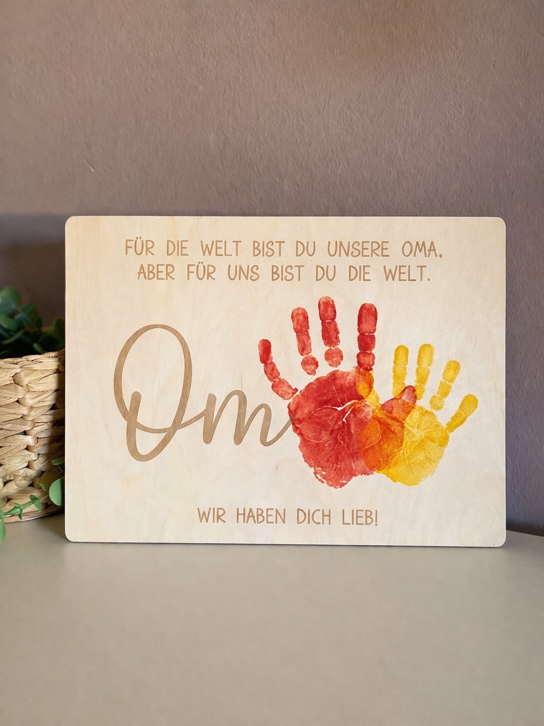 🖐️ Die kleinsten Hände hinterlassen die größten Spuren im Herzen.
Mama, Papa, Oma oder Opa – manchmal braucht es gar keine großen Worte.
Nur kleine Hände, ein bisschen Farbe und ganz viel Liebe.
Diese Holzschilder werden erst durch die Handabdrücke der Kinder zu etwas ganz Besonderem.
Ein Geschenk, das für immer bleibt – und jedes Mal ein Lächeln ins Gesicht zaubert. ❤️
✨ Perfekt für
• Muttertag
• Vatertag
• Geburtstag
• Oma & Opa überraschen
• einfach zwischendurch „Ich hab dich lieb“
Jedes Schild wird von mir aus Birkensperrholz gelasert und kann mit den Handabdrücken der Kinder individuell gestaltet werden.
💛 Mama
💙 Papa
💚 Oma
🧡 Opa
📍 erhältlich im Onlineshop
www.kreativveredelung.at
#muttertagsgeschenk
#vatertagsgeschenk
#geschenkfürmama
#geschenkfürpapa
#geschenkfüroma
#geschenkfüropa
#handabdruck
#handabdruckkunst
#geschenkvonkinderhand
#erinnerungfürimmer
#personalisiertegeschenke
#geschenkidee
#geschenkideen
#geschenkmitliebe
#holzgeschenk
#lasergravur
#handmadeinaustria
#kreativveredelung