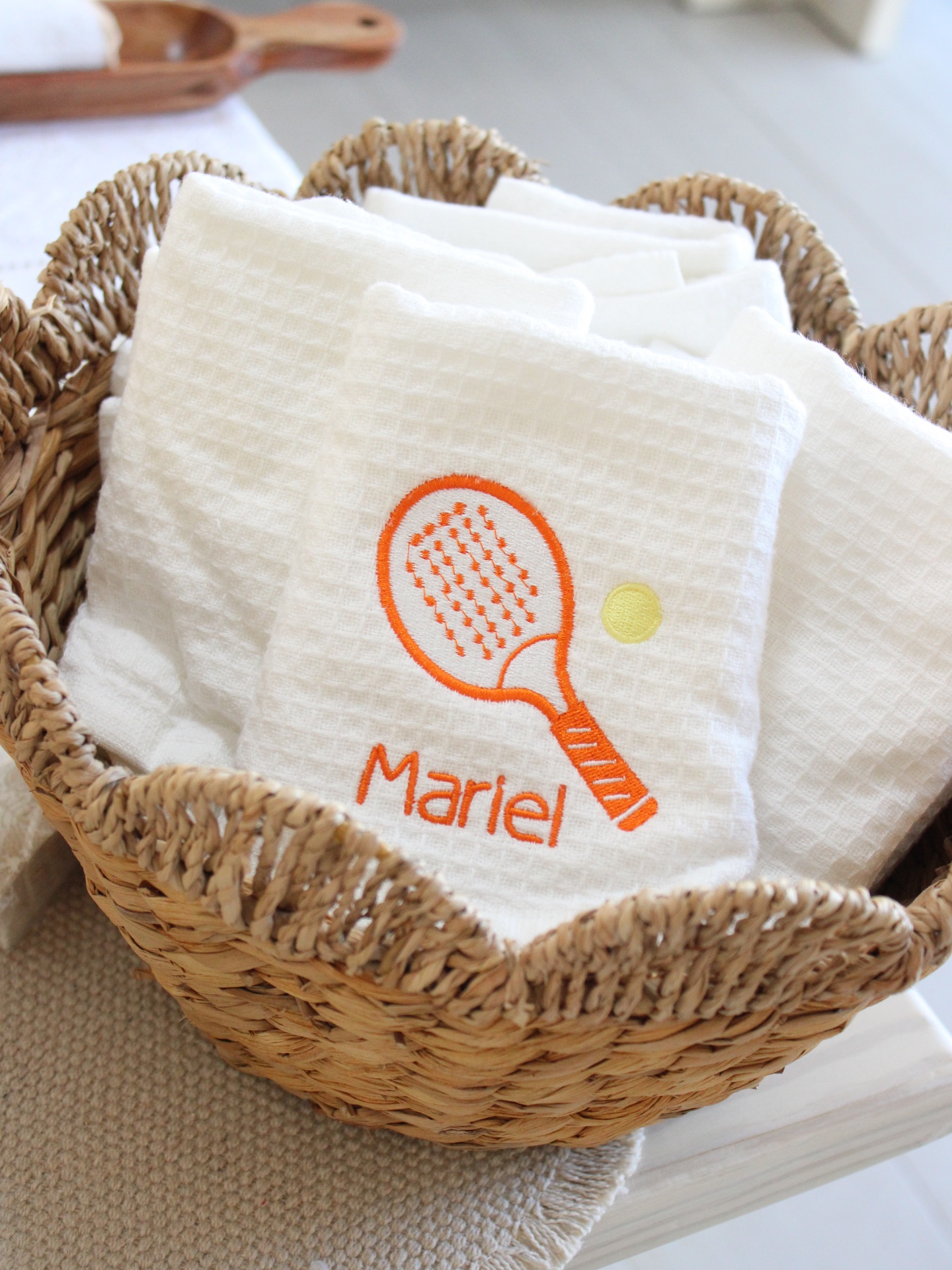 Toalla personalizada bordada de pádel. Ligera, suave y perfecta para esos partidos bajo el sol, te acompaña en cada punto, cada victoria y cada momento de descanso.