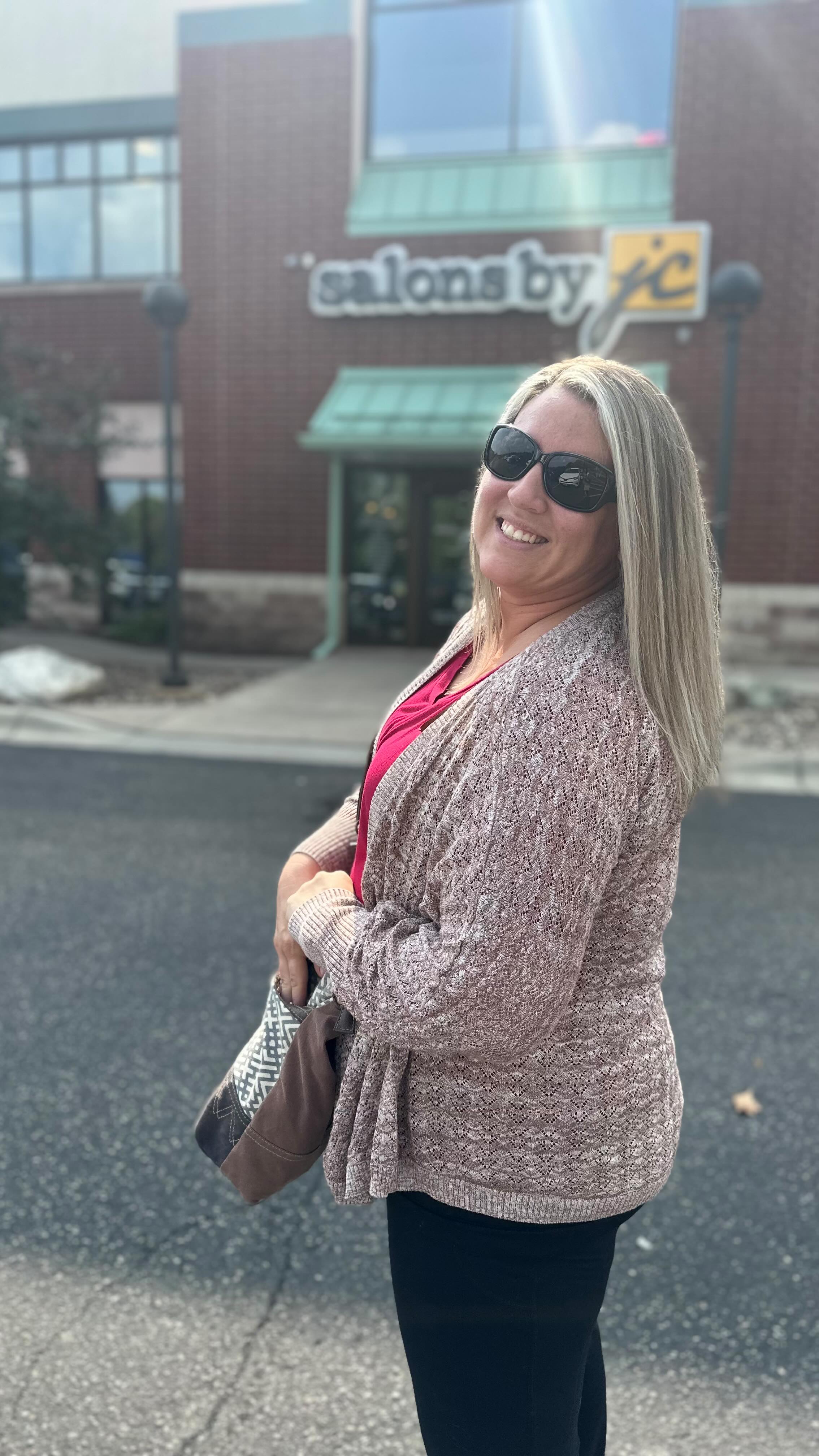 She’s a mom of two toddlers, so high‑maintenance color just isn’t in the cards. She pops in only a few times a year, so we keep her look soft, blended, and easy to grow out.
I added 𝐟𝐚𝐜𝐞‑𝐟𝐫𝐚𝐦𝐞 𝐡𝐢𝐠𝐡𝐥𝐢𝐠𝐡𝐭𝐬 with babylights to break up her natural color, then finished with a root smudge for that seamless transition from brunette to blonde.
The result is the perfect, low‑maintenance summer brighten‑up; soft, dimensional, and totally effortless✨