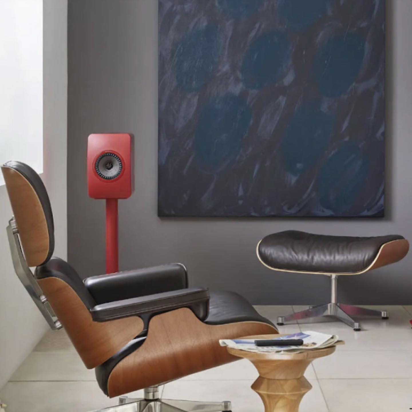 KEF es una marca británica de altavoces y componentes de audio fundada en 1961. La empresa es conocida por su enfoque en la tecnología de altavoces Uni-Q, que combina un tweeter y un woofer en un solo punto y proporciona una dispersión de sonido más uniforme en toda la habitación. KEF es reconocida en la industria del audio por la calidad y el rendimiento de sus productos. @kef_america @kef.global @kef_colombia