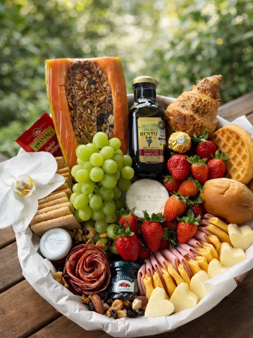 Nosso Box Bom Dia Amor, uma combinação equilibrada de sabores, texturas e delicadeza, apresentada em uma bandeja redonda de fibra natural de 35cm, que traz ainda mais charme e sofisticação à mesa.
Nesta deliciosa experiência você encontra:
• Croissant Recheado (Presunto e Queijo ou Frango com Requeijão)
• Pães do Dia com Potinho de Requeijão Cremoso
• Torradinhas com Potinho de Geleia Francesa St. Dalfour
• Seleção de Queijos: Queijo Prato e Mini Corações de Muçarela
• Seleção de Charcutaria: Salame Gourmet e Presunto Levíssimo
• Waffle acompanhado de potinho doce de sua escolha (Doce de Leite ou Mel ou Nutella)
• Yogurt de Baunilha com Granola e pedacinhos de Morangos
• Frutas Frescas: Morangos, Uvas e Mamão com Granola
• Mix Nuts com Nozes, Castanhas e Frutas Secas
• Mix de Biscoitos Crocantes
• Bombom Ferrero Rocher
• Sachê de Chá Twinings
• Bebida (Suco de Uva Integral Casa São Bento ou Frappuccino Starbucks)
• Flores do Dia - para um toque delicado e encantador
Acompanha também um delicado cartão para sua mensagem especial, tornando o momento ainda mais único.
Finalizado com um elegante laço de fita de cetim, que deixa a apresentação ainda mais charmosa.
Encomende já a sua! 💕