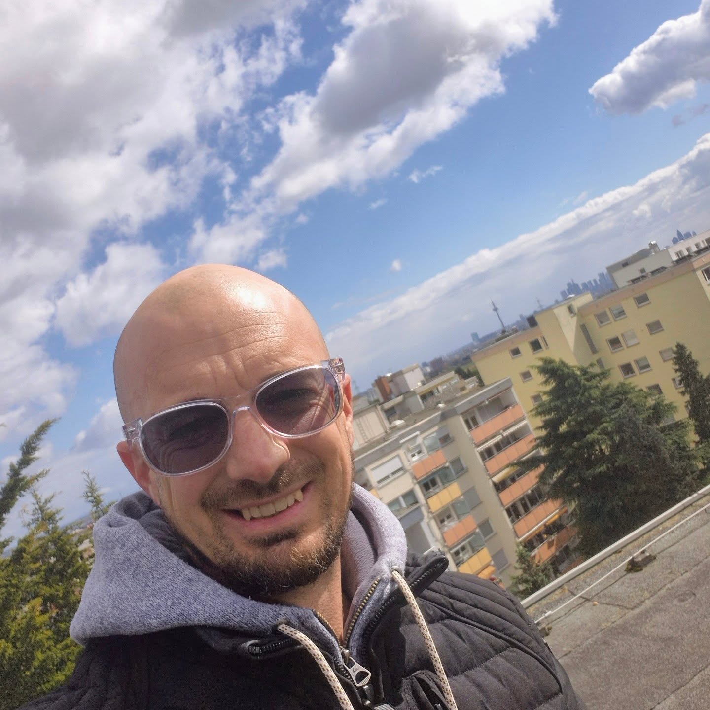 Auf den Dächern von Oberursel ☀️🏙️
Heute waren wir gemeinsam mit einem Verantwortlichen von 1&1 zur Besichtigung des Daches einer unserer Liegenschaften in Oberursel vor Ort. Ziel war die Prüfung, ob sich das Gebäude für die Aufstellung eines Mobilfunkmastes eignet.
Sollte es zu einer Einigung kommen, kann sich die Wohnungseigentümergemeinschaft über zusätzliche, langfristige Mieteinnahmen freuen. Diese würden direkt der Rücklage zugeführt und stehen damit für zukünftige Instandhaltungsmaßnahmen zur Verfügung – ein echter Mehrwert für alle Eigentümer.
Kurz gesagt: ein feiner Deal mit nachhaltigem Nutzen für die Gemeinschaft.
Und keine Sorge – Aluhüte sind nicht erforderlich 😉📡
#Hausverwaltung
#WEG #Immobilien #Oberursel #AssetManagement Rücklage