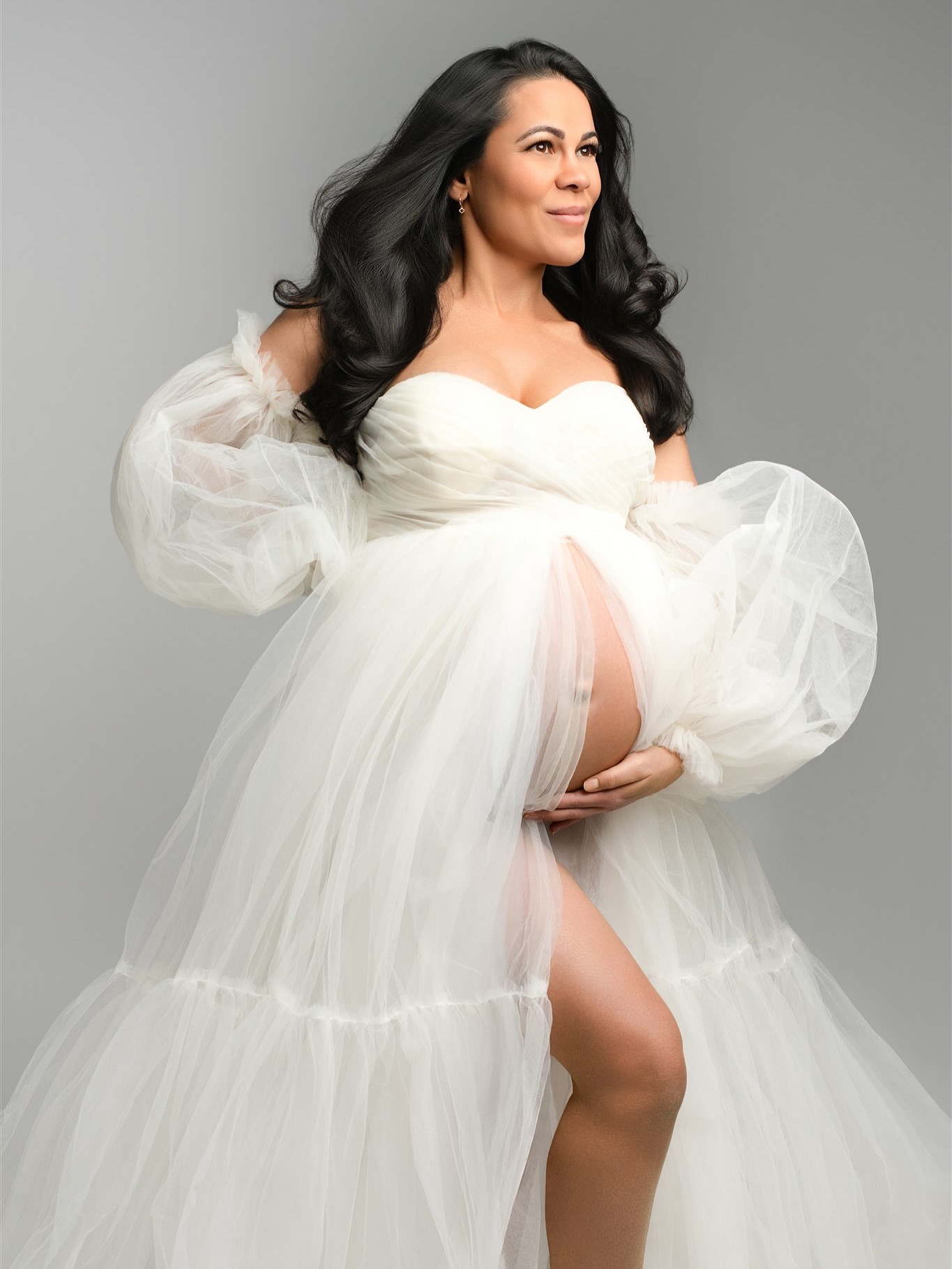 En mamma. Tre helt forskjellige uttrykk. ✨
Det er akkurat dette jeg elsker med gravidfotografering.
At én og samme kvinne kan få så ulike resultater – mykt og drømmende, moderne og glamorøst, eller mørkt og kunstnerisk.
Det handler ikke om å passe inn i én stil.
Det handler om å skape bilder som passer deg, din energi og din historie.
Mange tror de må velge én look.
Men sannheten er at vi kan skape variasjon, stemning og flere sider av deg i én og samme opplevelse.
Hvilket uttrykk liker du best – 1, 2 eller 3? 🤍
Skapt i mitt studio i Sætre, Asker – nær Oslo og Drammen. 🤍
Med vakre Luiza foran kamera
Og kjoler fra helt fantastiske leverandører som gjør hver opplevelse unik ✨
Fotografert med utstyr fra Sony, Sigma og Godox @sigma.nordic @sony.nordic @godox_global
#gravidfotografering #maternityphotography #gravidfoto #fotografnorge #oslofotograf