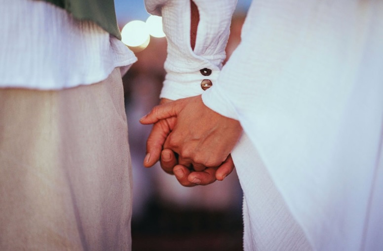 יהונתן ויהב 🧝🏼♀️✨🌿
התאהבתי!
בזוג המושלם בתבל!!
איך המסע שלהם נראה?
בהתחלה יהב הגיעה אלי
התחלנו לעבוד על השמלת כלה שלה
שהיתה בעיצוב אישי וקשב לבקשות שלה
לקחנו את שמלת לונה שידועה
במחשופי ה-v העמוקים שלה
גם בחלק הקדמי וגם בחלק האחורי
מאחורה השארנו את המחשוף
ובחלק הקדמי סגרנו למראה יותר קלאסי
כמובן שמפגישה לפגישה דייקנו לה את השמלה
ובאחת הפגישות גם שלחנו לבעלה יהונתן
קצת בגדים לחתנים
לא הרבה אחרי זה הם התחילו להגיע יחד
לפגישות והייתה לנו חברות מדהימה
באמת יש זוגות וכלות שמגיעים אלי
שאני לא יודעת מה נעשה אחרי
שייגמר תהליך העיצוב שלנו יחד
יהונתן הגיע והיו לו דרישות ובקשות
לא שיגרתיות אבל זרמתי איתו
עפתי על הרעיונות שלו
ויחד הגשמנו גם לו את החלום לוסט
ממש מגניב עם הצמדה מאחור
שעושה שיק לכל חתן
וזה בעצם חלק מהחוויה שלנו
להגיע לפגישה ראשונה
לחשוש יחד
להכיר יותר ויותר ממפגש למפגש
אתם משחררים וסומכים עלי
ואני מגשימה לכם את הבקשות
כי הכי חשוב לי שתהנו
מהדרך ומהתוצרים הסופיים
שתעופו על הבגדים שלכם בחתונה
בניראות ובנוחות שלכם
אם אתם גם מתחתנים בקרוב
מוזמנים לסטודיו לפגישת ייעוץ
ללא עלות
בה נכיר ונמדוד בגדים
ונבין מה עובד לכם
#חתונהבטבע #חתן #חתןכלה #שמלתכלה #שמלתכלהבוהושיק