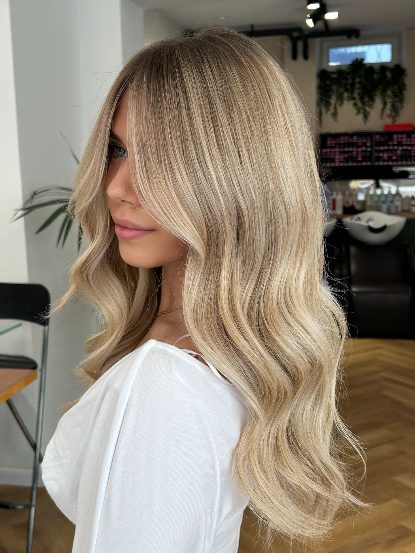 Vanilla Blonde by Julie ✨
Sanft, cremig und einfach zeitlos schön – ein weicher Blondton mit natürlichem Glow und zarten, warmen Nuancen. Perfekt für alle, die es elegant und trotzdem lebendig mögen 🤍
#blond #vanillablonde #schwarkopfprofessional #balayagemünchen #hairinspo